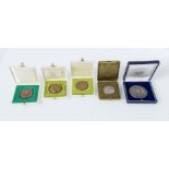 Lotto di cinque medaglie con soggetti religiosi, XX secolo.