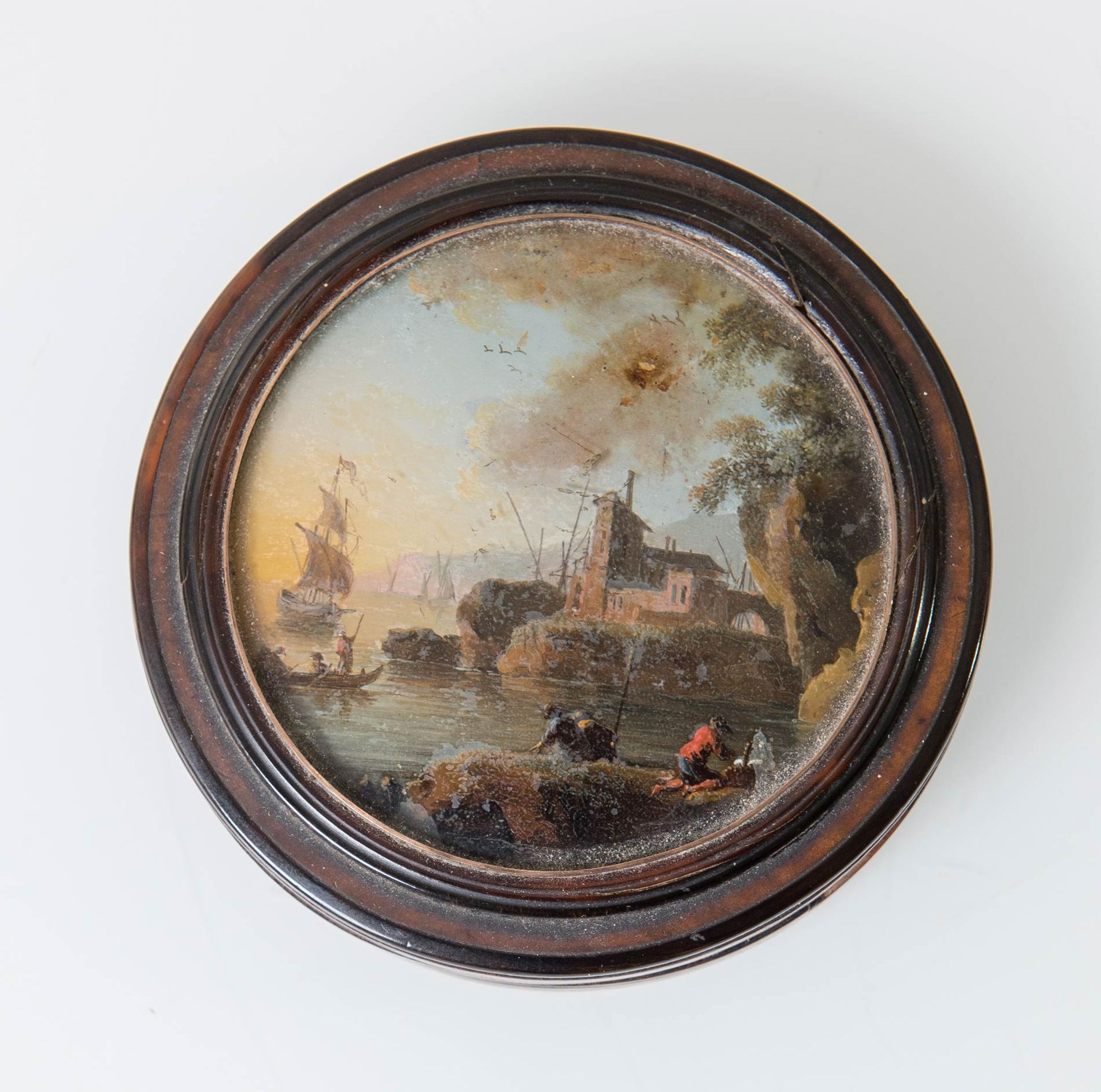 Tabacchiera in radica con fixé sous verre sul coperchio raffigurante scena di porto, XVIII secolo.