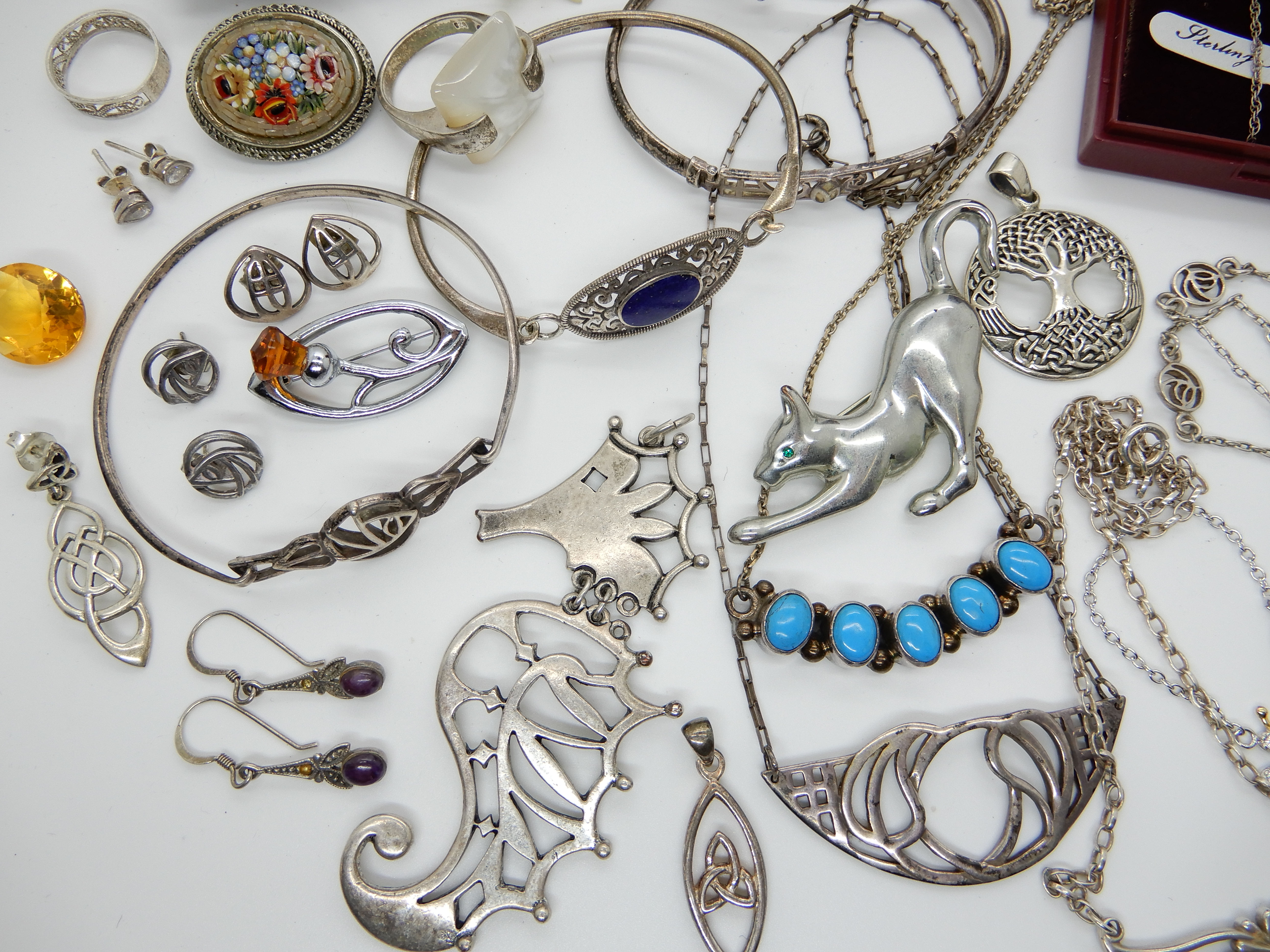 A collection of silver and costume jewellery to include items stamped Links of London, Thomas - Image 5 of 5