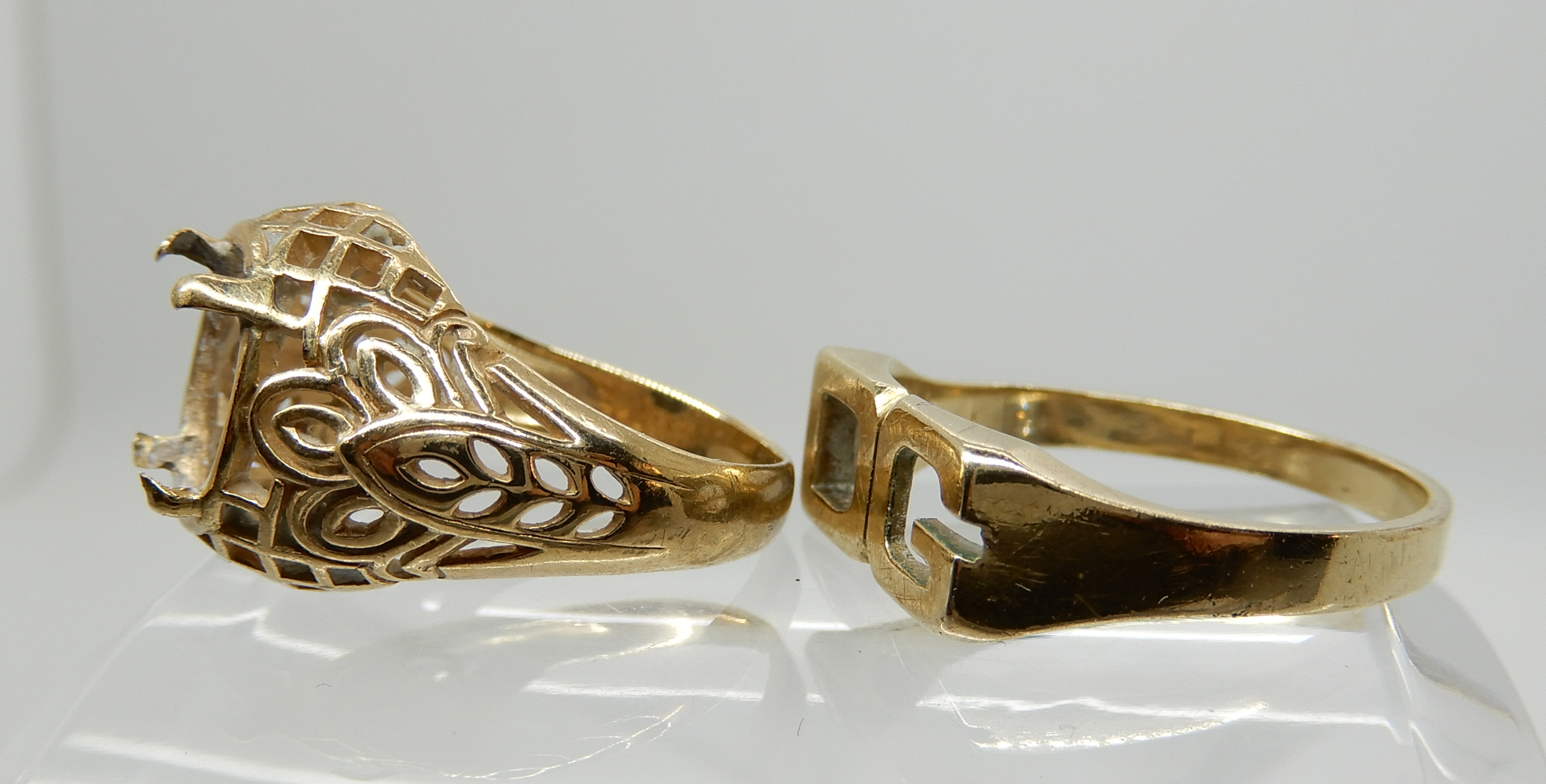A 9ct initial ring 'DG' size Q1/2 and a decorative yellow metal ring shank without stone size K1/ - Image 2 of 3