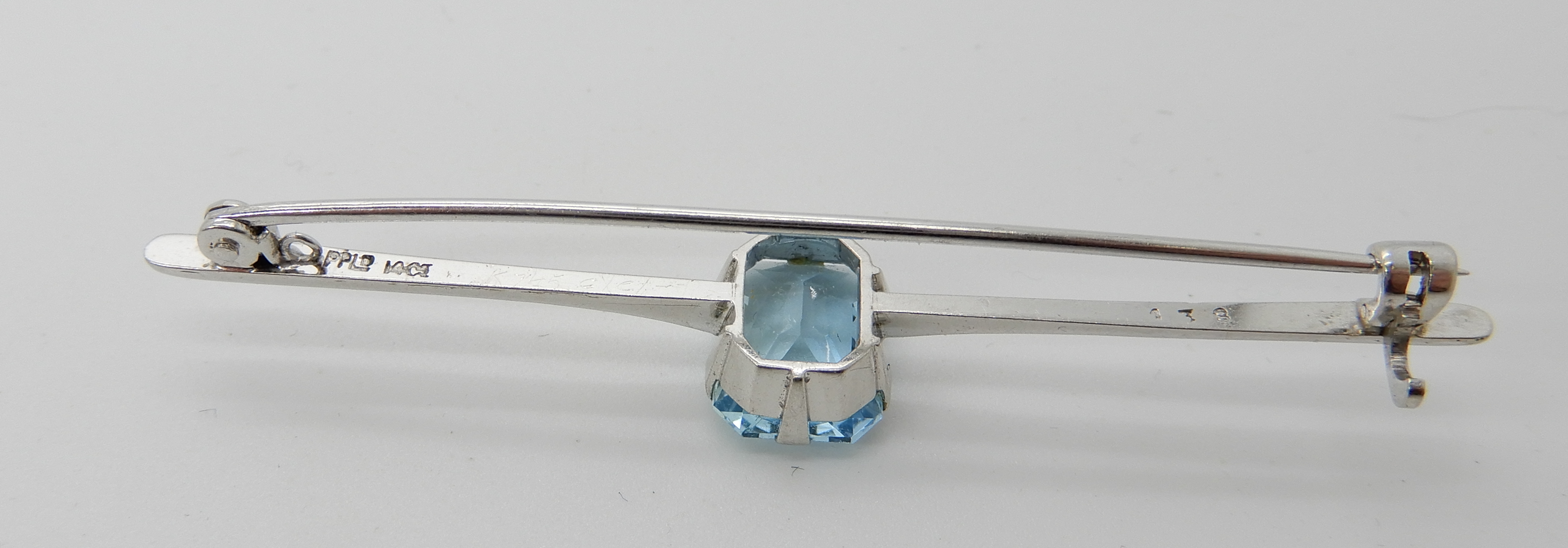 A 14k white gold aquamarine set bar brooch, length 6.2cm, weight 3.7gms Condition Report: - Image 2 of 2