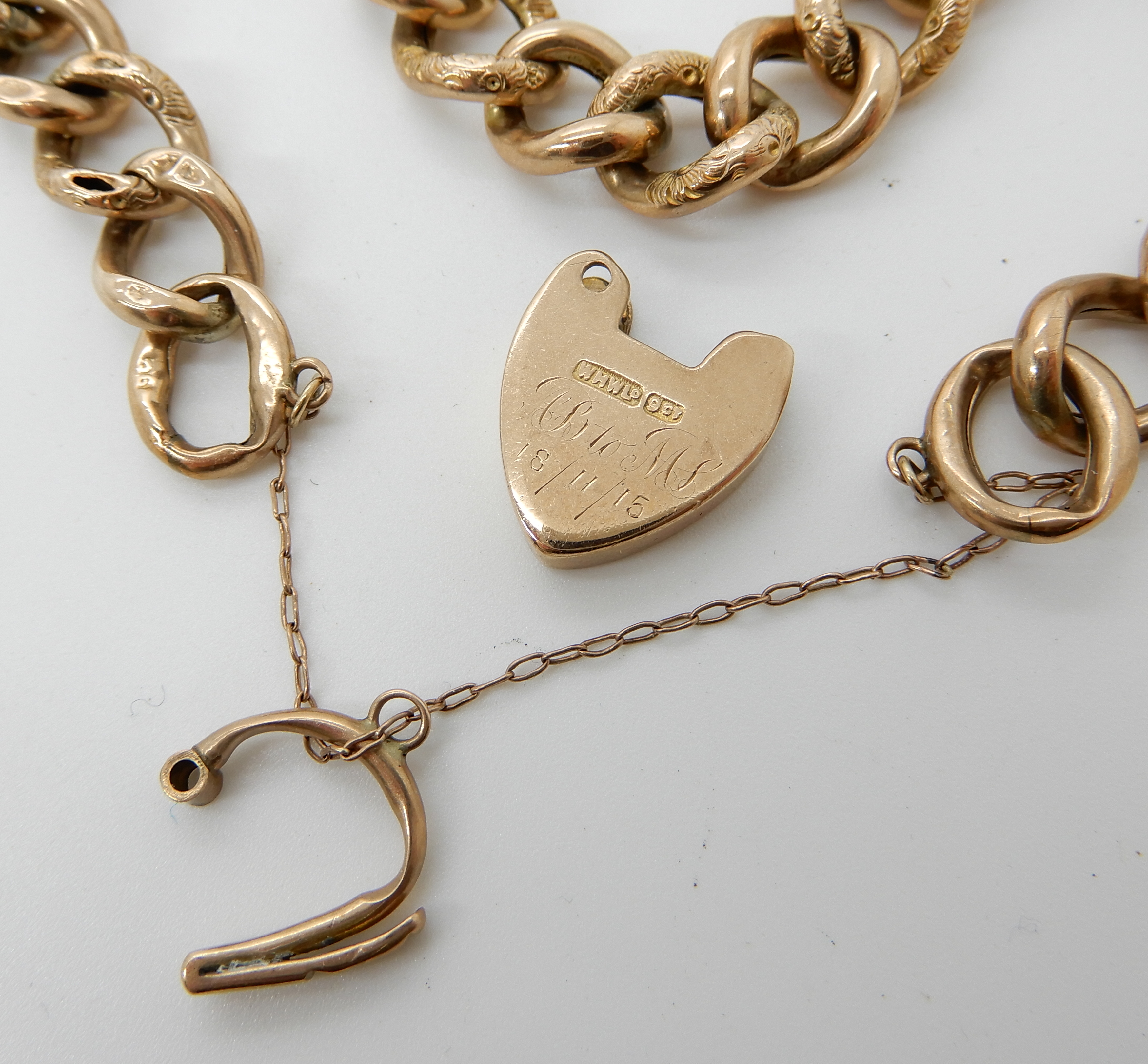 A 9ct gold hollow construction curb link bracelet with heart shaped clasp (af) Condition Report: - Image 2 of 2
