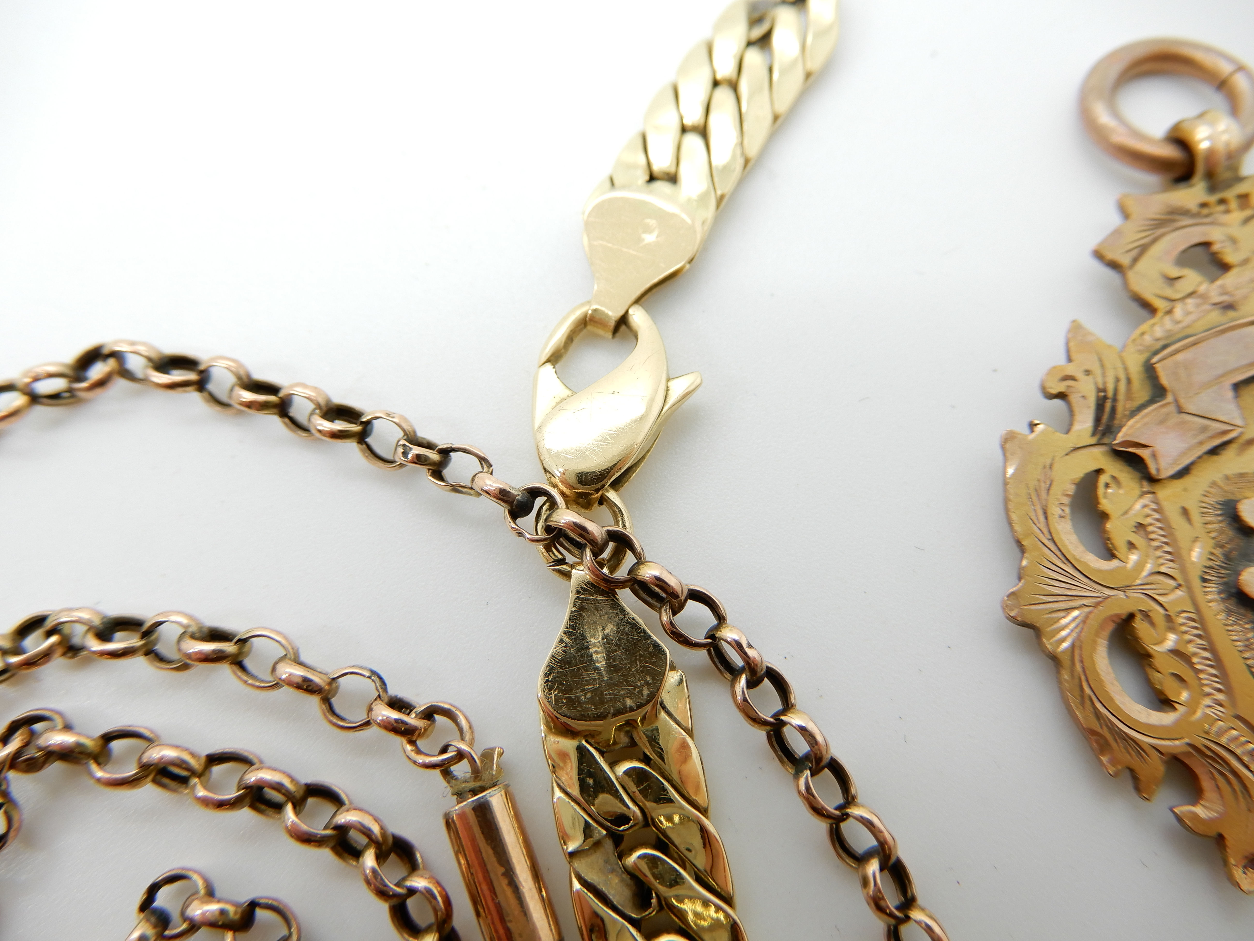 A 9ct gold medallion, a 9ct bracelet, and a further yellow metal chain both (af) combined weight - Image 3 of 3
