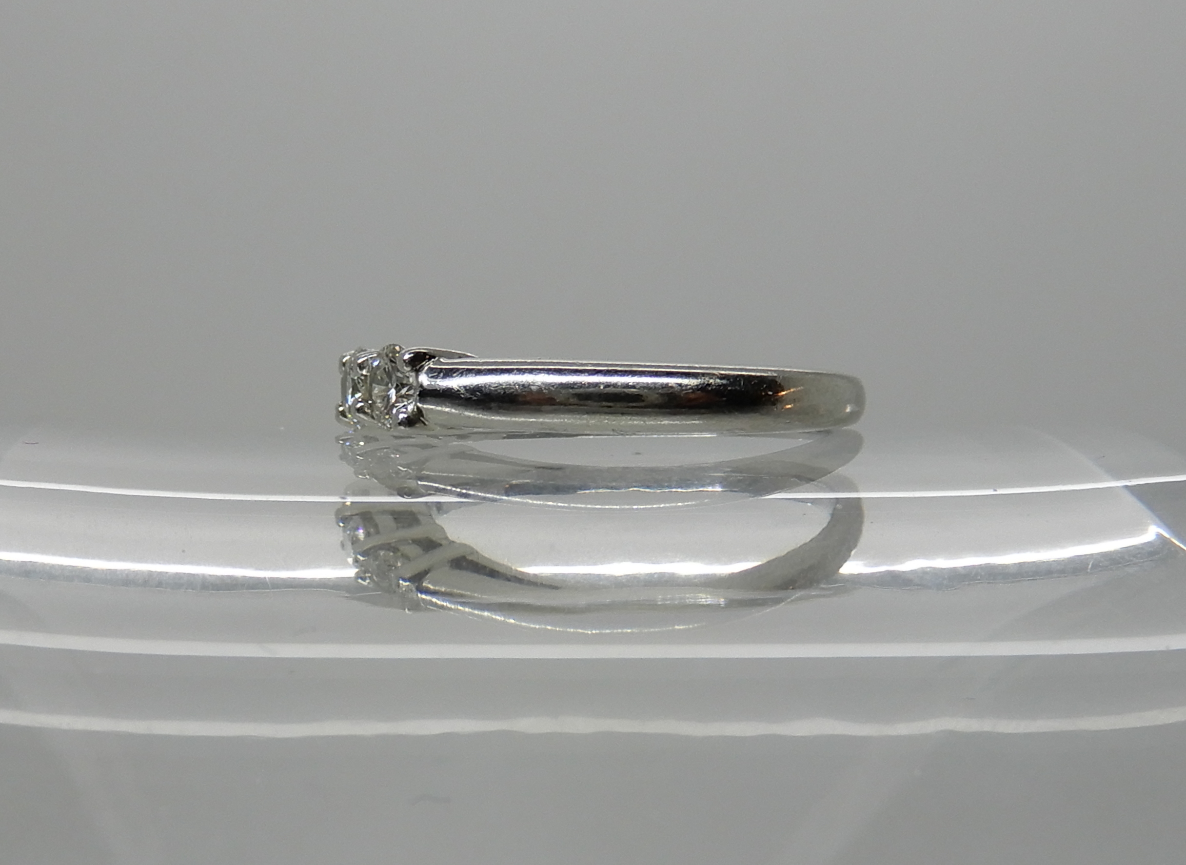 A Mappin & Webb platinum five stone diamond ring, set with estimated approx 0.50cts of brilliant cut - Image 5 of 5