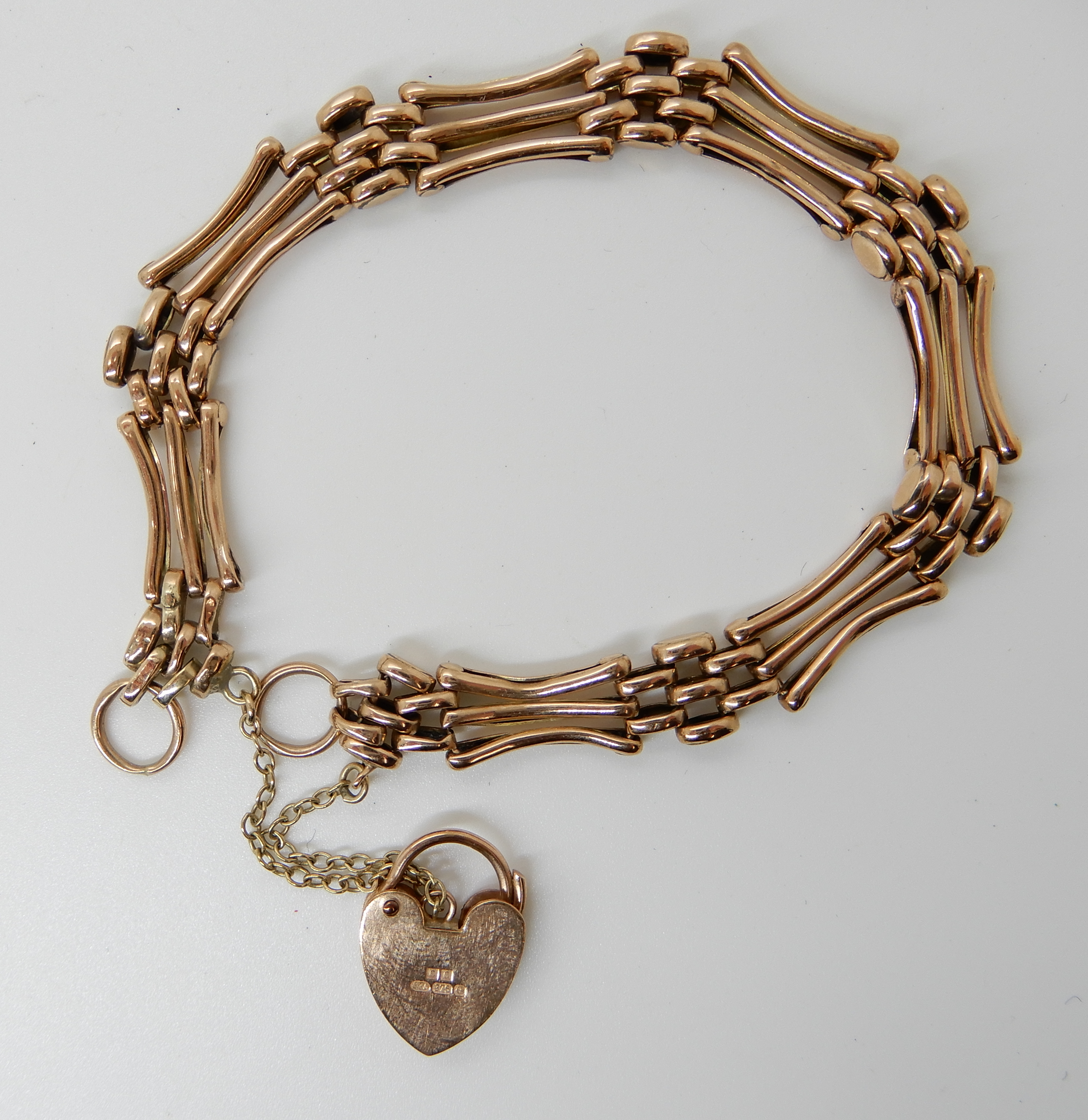 A 9ct gold gate bracelet with heart shaped clasp, weight 8.4gms Condition Report: Available upon