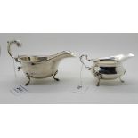 A lot comprising a silver sauceboat, Birmingham 1930 and a silver cream jug, Birmingham 1938 (2),