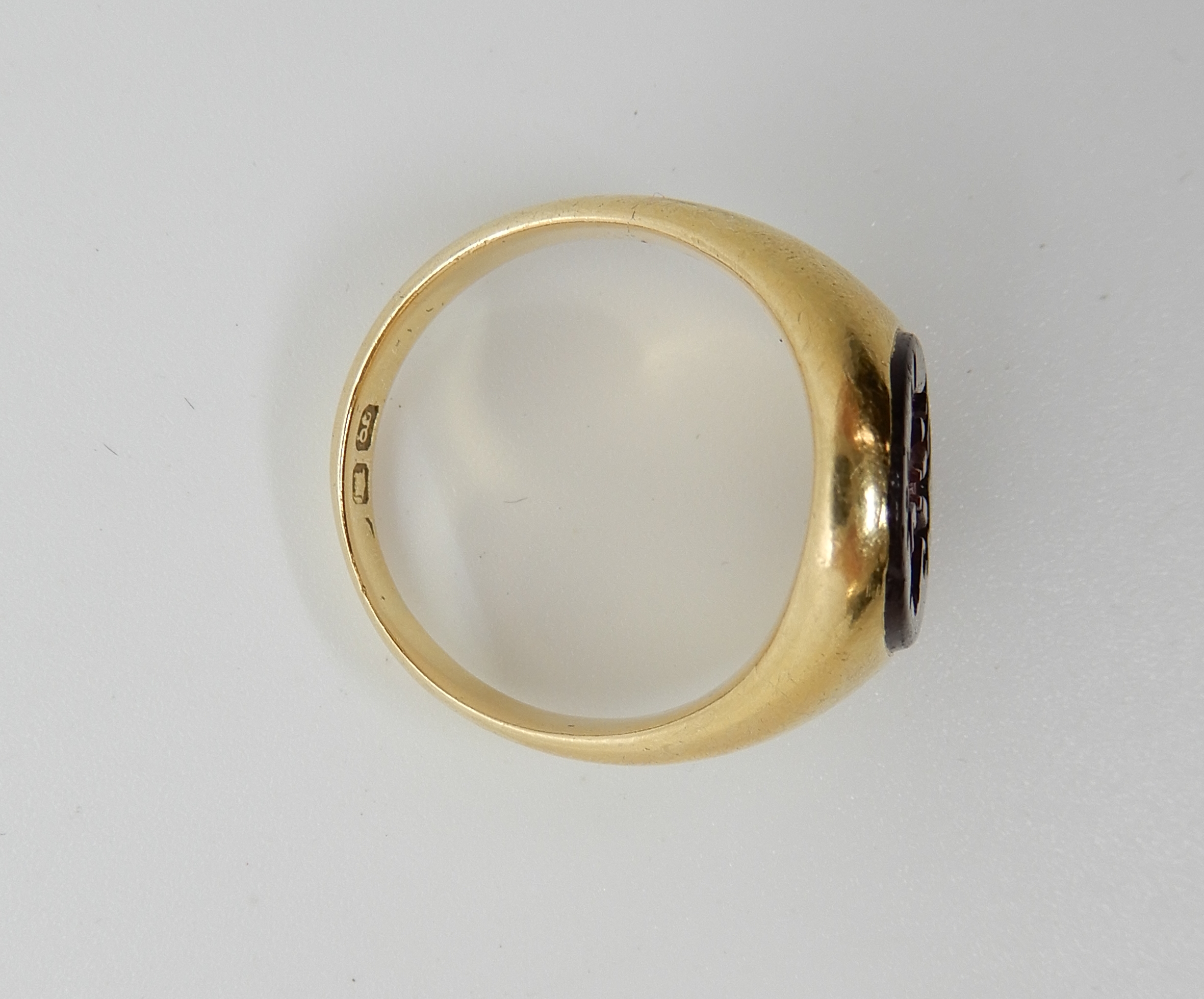 A bright yellow metal signet ring set with a intaglio monogrammed agate, size K, weight 6.2gms - Image 3 of 3