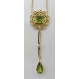 A 15CT GOLD PERIDOT AND PEARL EDWARDIAN PENDANT NECKLACE set with a square (approx 6.8mm x 6.8mm x