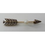 A YELLOW AND WHITE METAL DIAMOND AND PEARL ARROW BROOCH set with rose cut diamonds to the head and