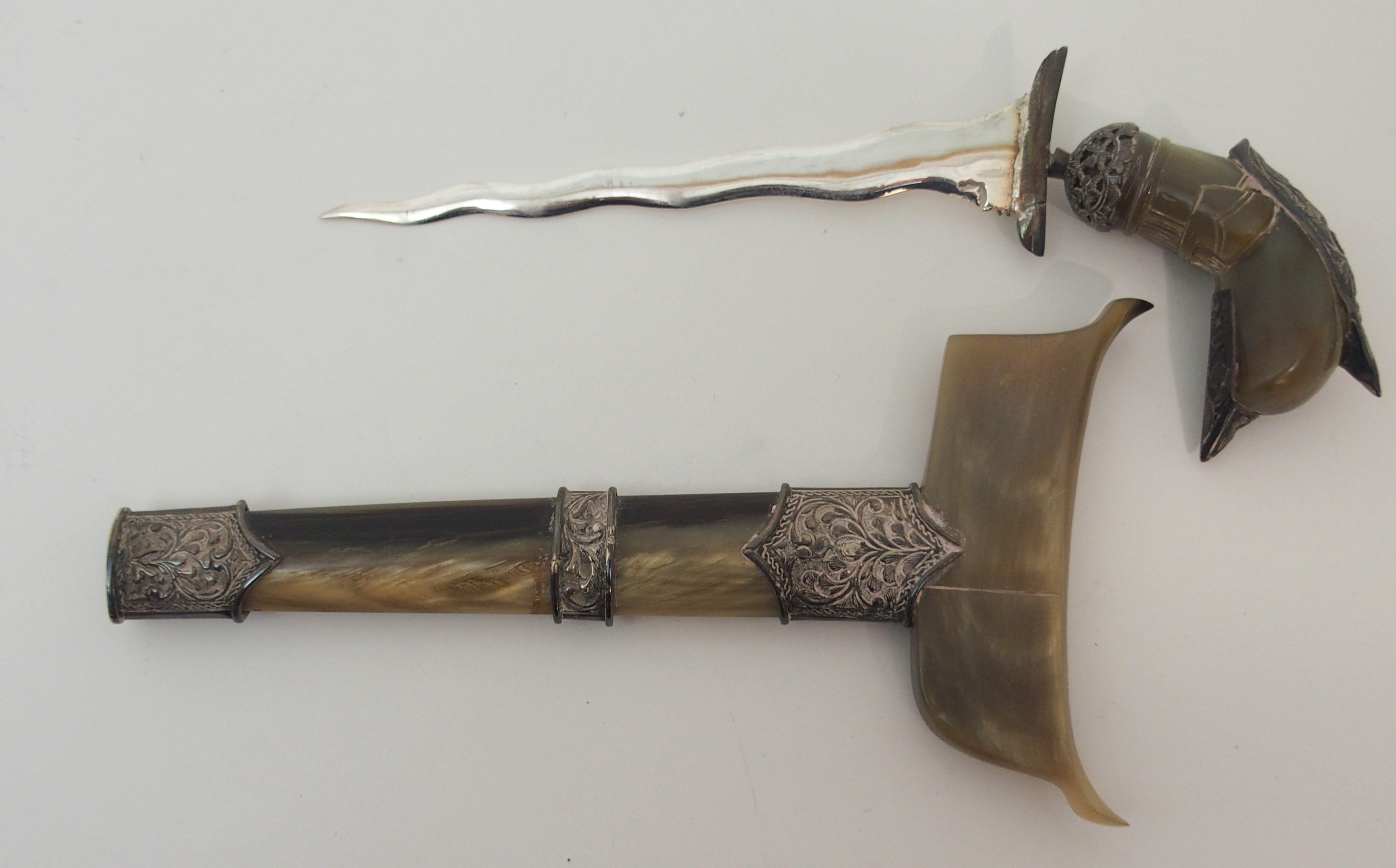 A MALAYSIAN PRESENTATION KRIS the white metal and horn chased with scrolling foliage, 32cm long - Image 3 of 7