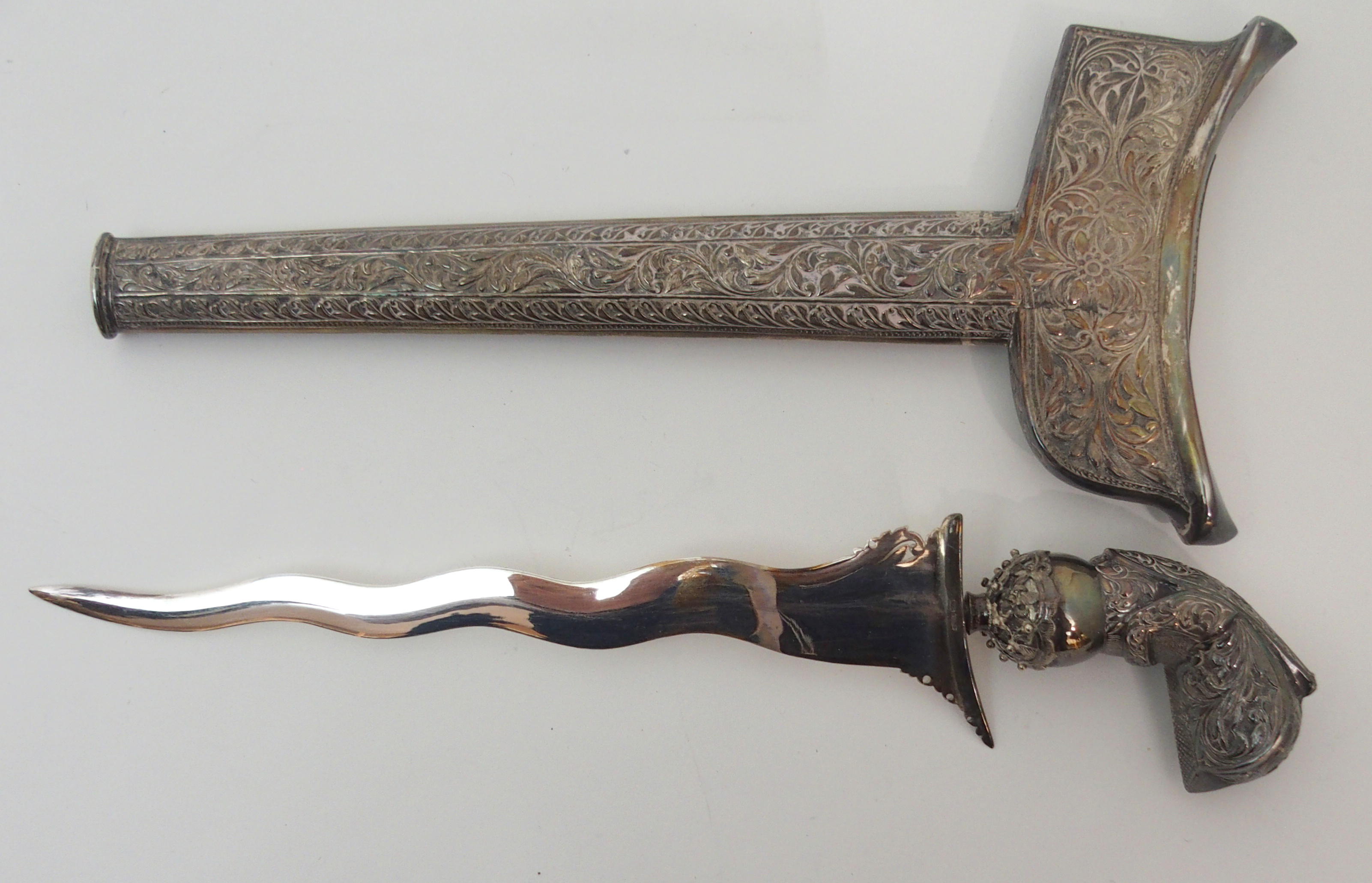 A MALAYSIAN SILVER PRESENTATION KRIS the scabbard and hilt chased with scrolling foliage, stamped - Image 3 of 6