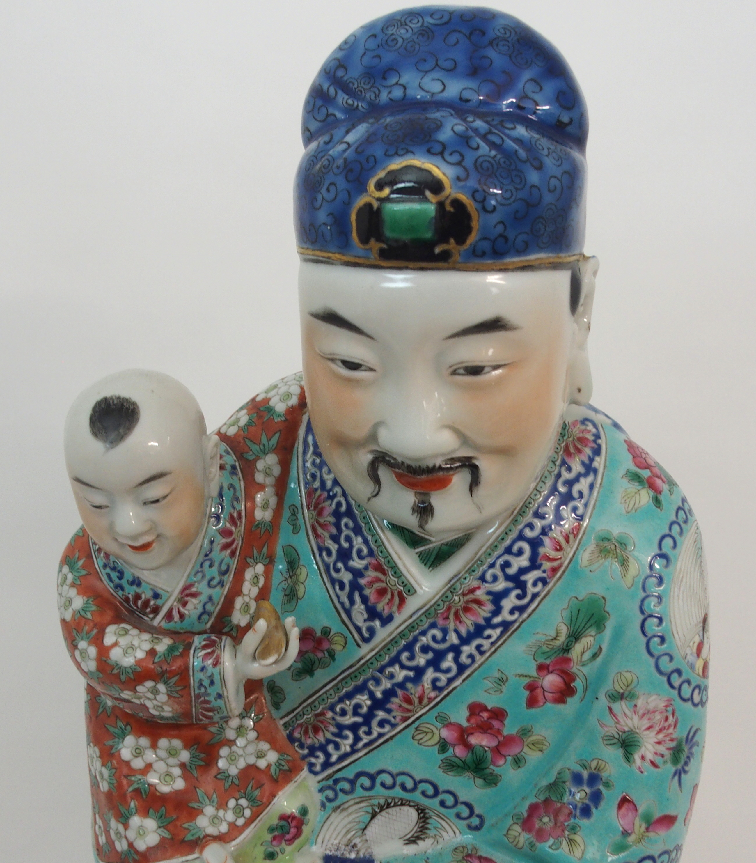 A CANTON FIGURE OF AN OFFICIAL HOLDING A CHILD standing and wearing kimono set with crane roundels - Image 2 of 8