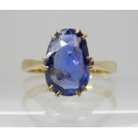AN 18CT GOLD SAPPHIRE RING oval cut sapphire approx 10mm x 6.7mm x 3.2mm, in multi clawed