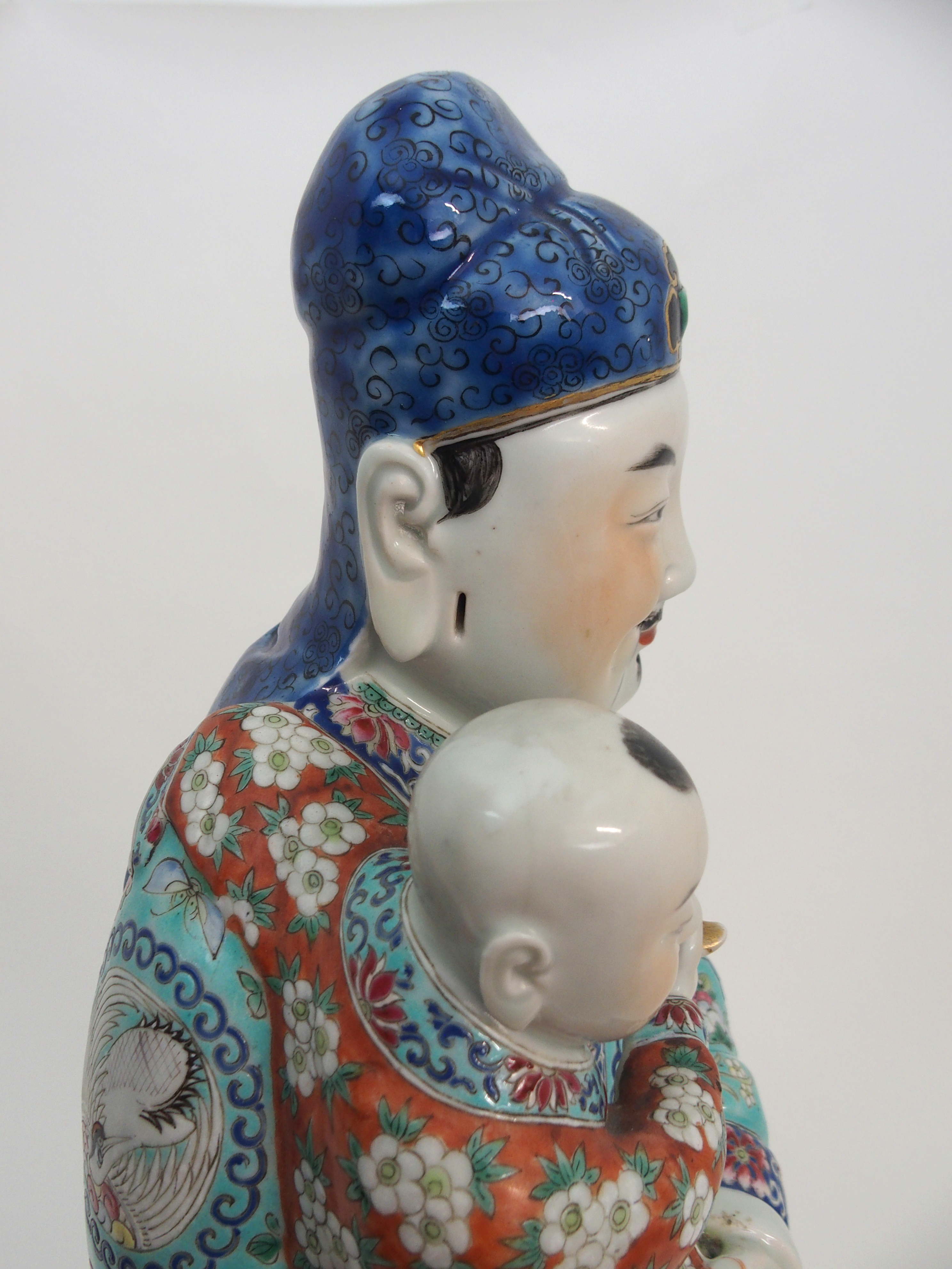 A CANTON FIGURE OF AN OFFICIAL HOLDING A CHILD standing and wearing kimono set with crane roundels - Image 7 of 8