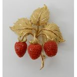 AN 18CT GOLD CARVED CORAL STRAWBERRY BROOCH stamped 750 to the reverse, the naturalistic wild