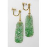 A PAIR OF 9CT GOLD CHINESE GREEN HARDSTONE DROP EARRINGS with screw fittings, the hardstones of