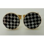 A PAIR OF 14K CHECKERBOARD CUFFLINKS set with onyx and mother of pearl, diameter approx 1.6mm,