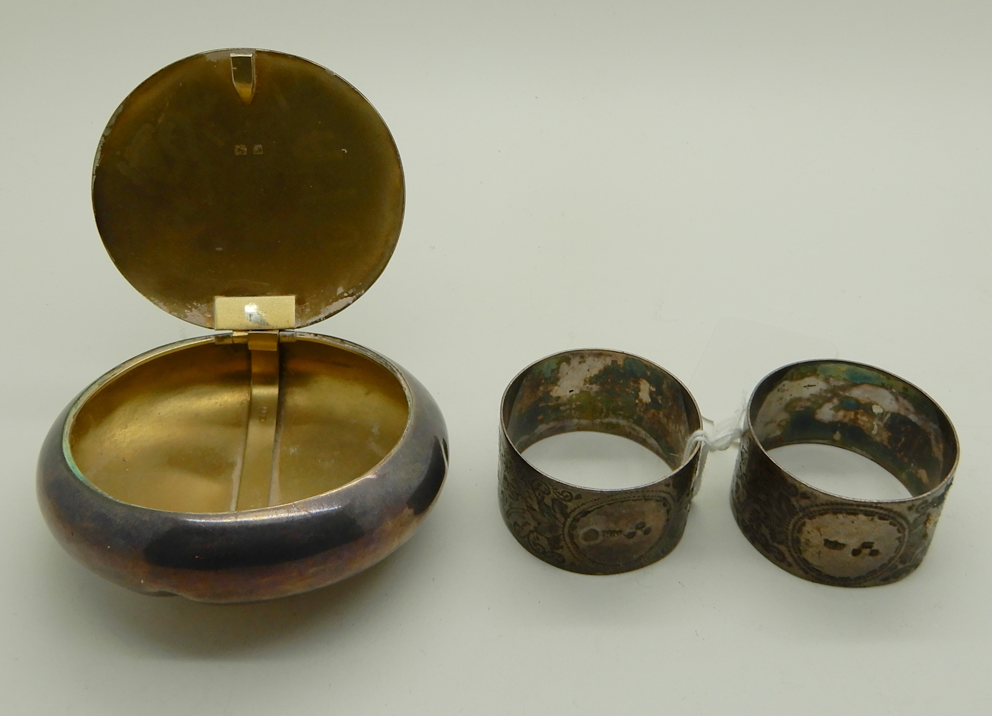 A lot comprising a Burmese white metal bowl, two napkin rings and a circular snuff box Condition - Image 6 of 6