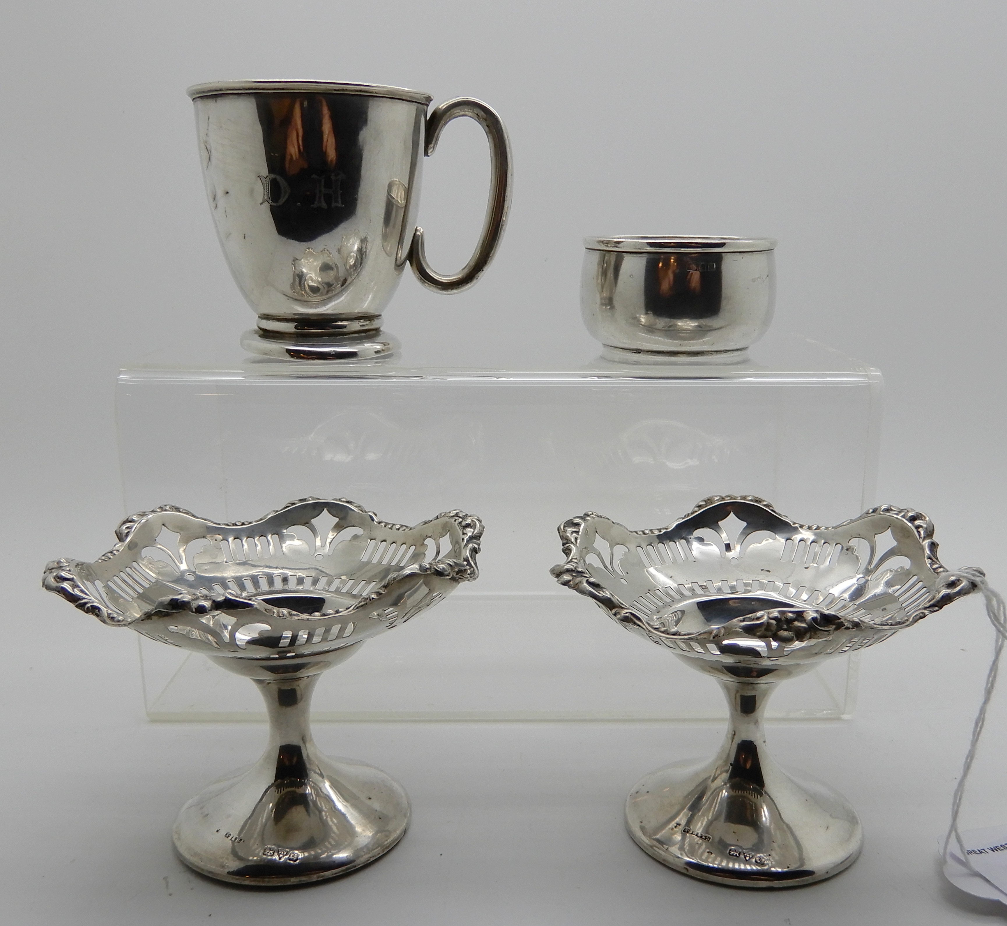 A lot comprising a pair of Calcutta silver bon bon dishes (weighted), a Christening mug and a salt