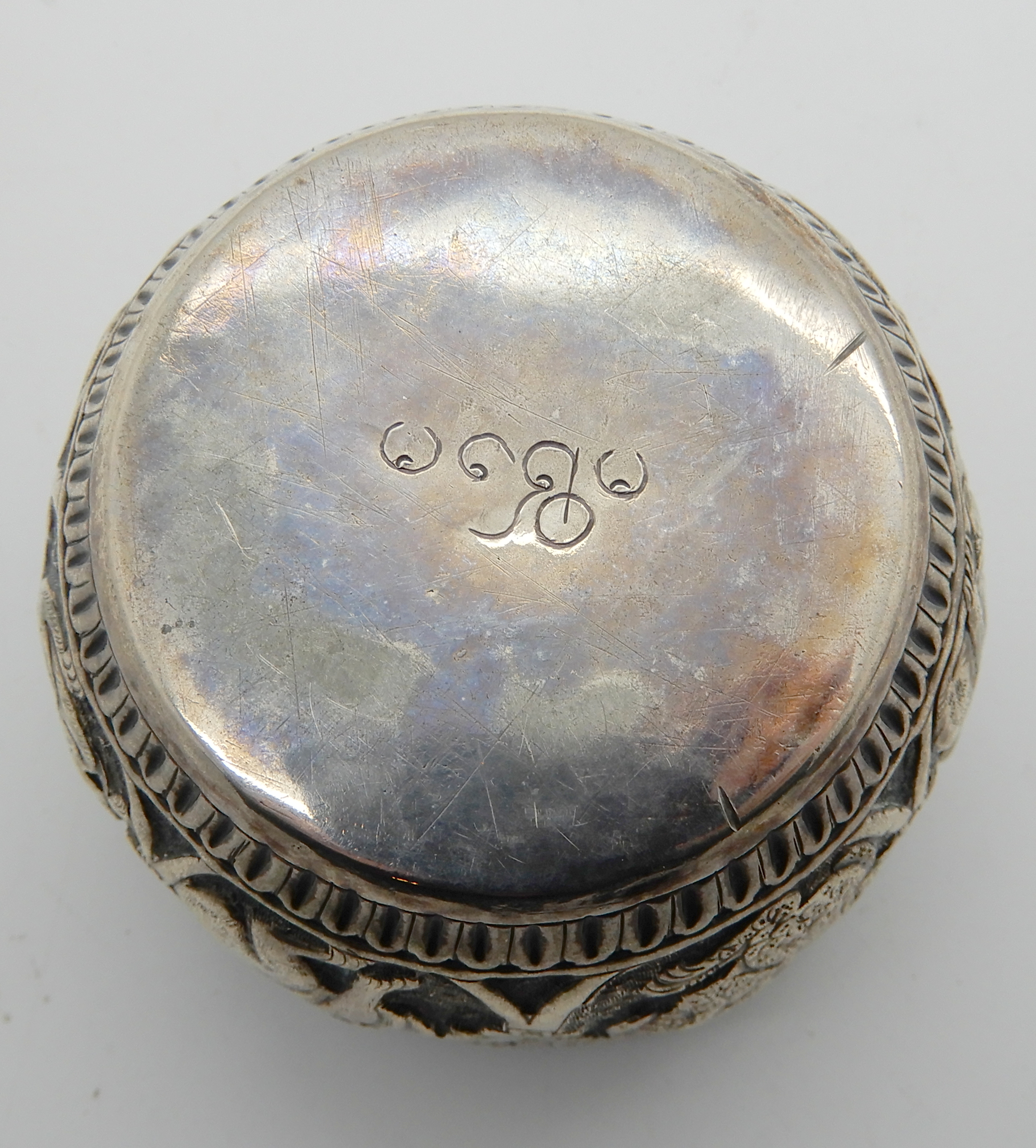 A lot comprising a Burmese white metal bowl, two napkin rings and a circular snuff box Condition - Image 5 of 6