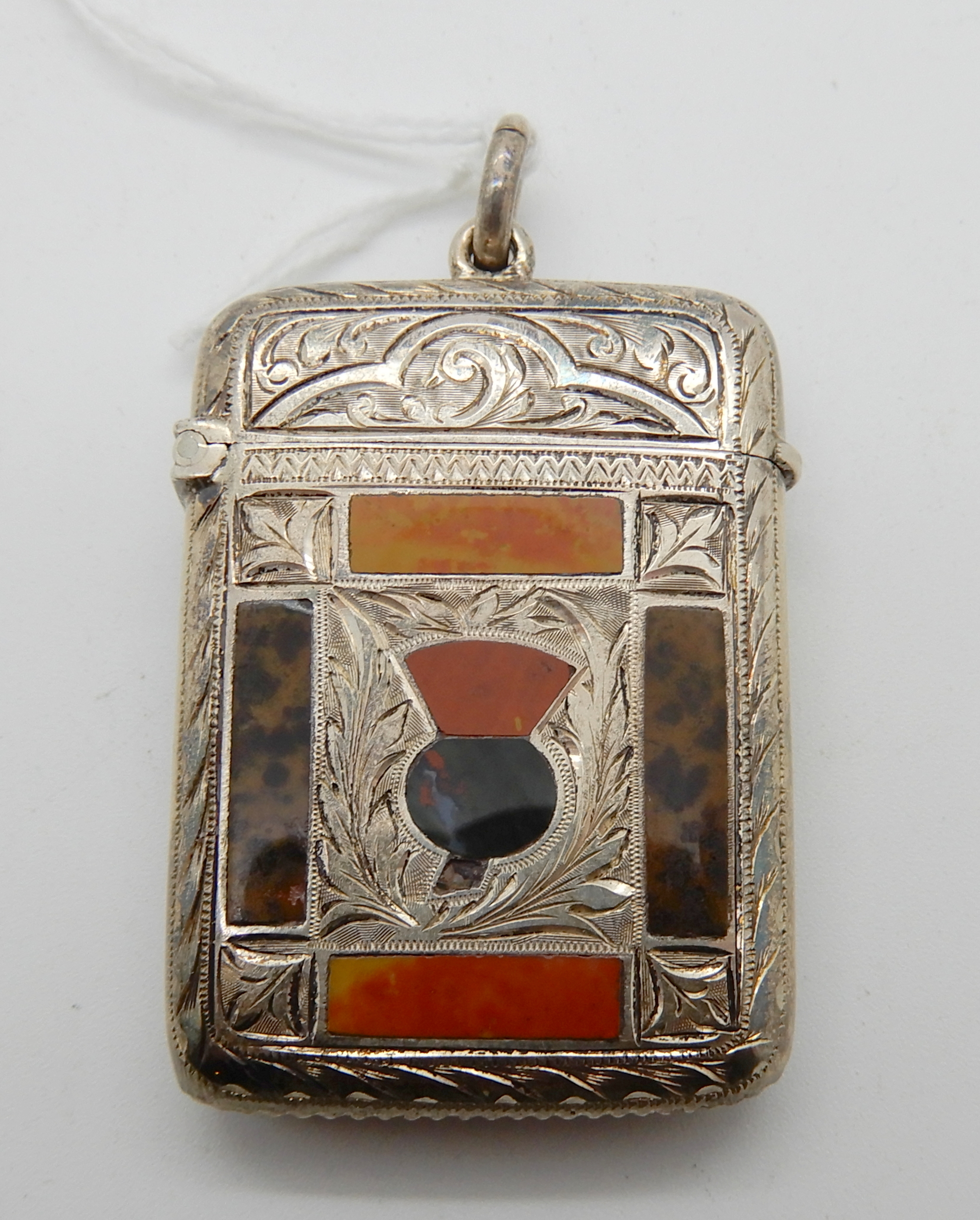 An agate set silver vesta, Birmingham 1907 Condition Report: