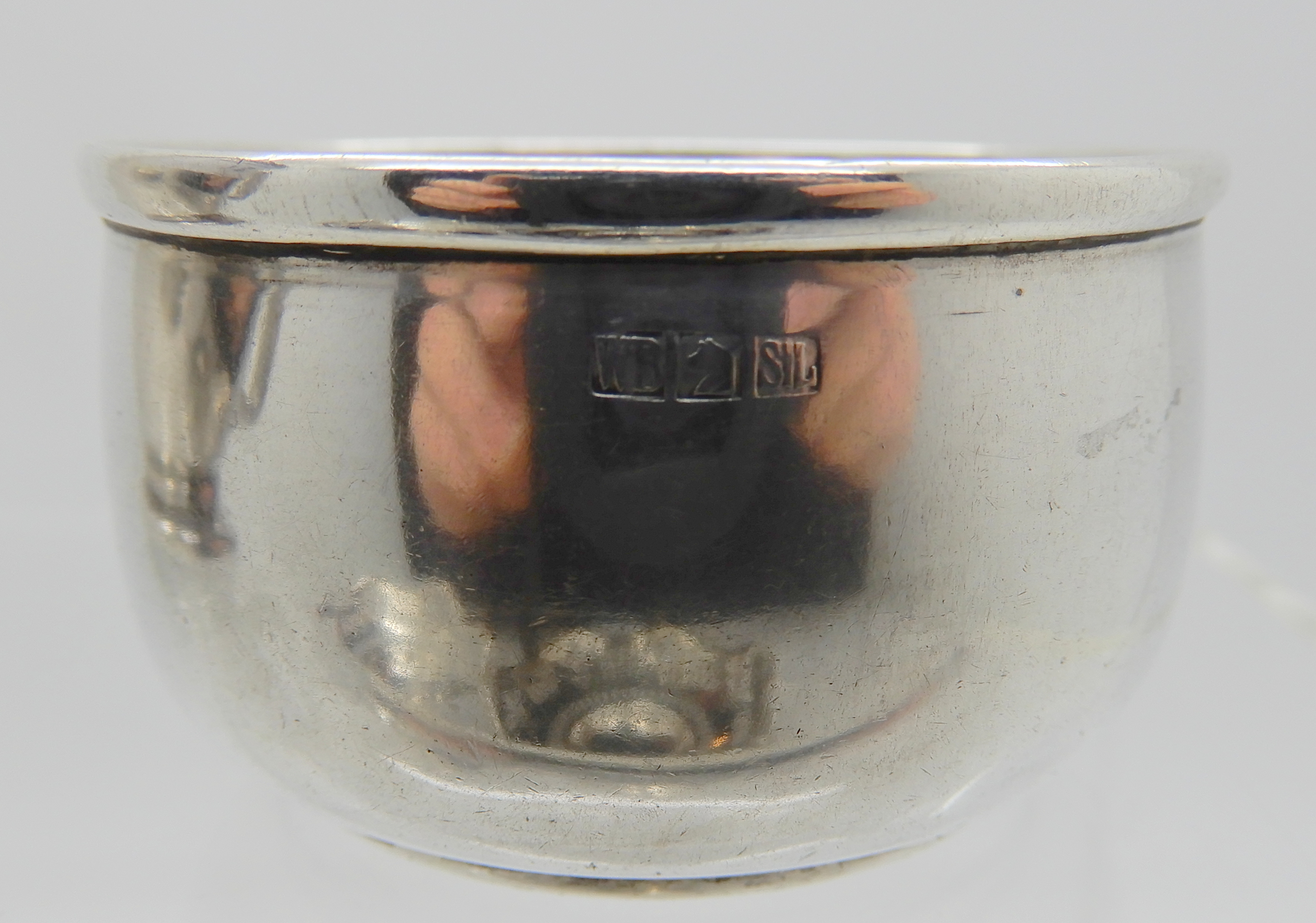 A lot comprising a pair of Calcutta silver bon bon dishes (weighted), a Christening mug and a salt - Image 4 of 4