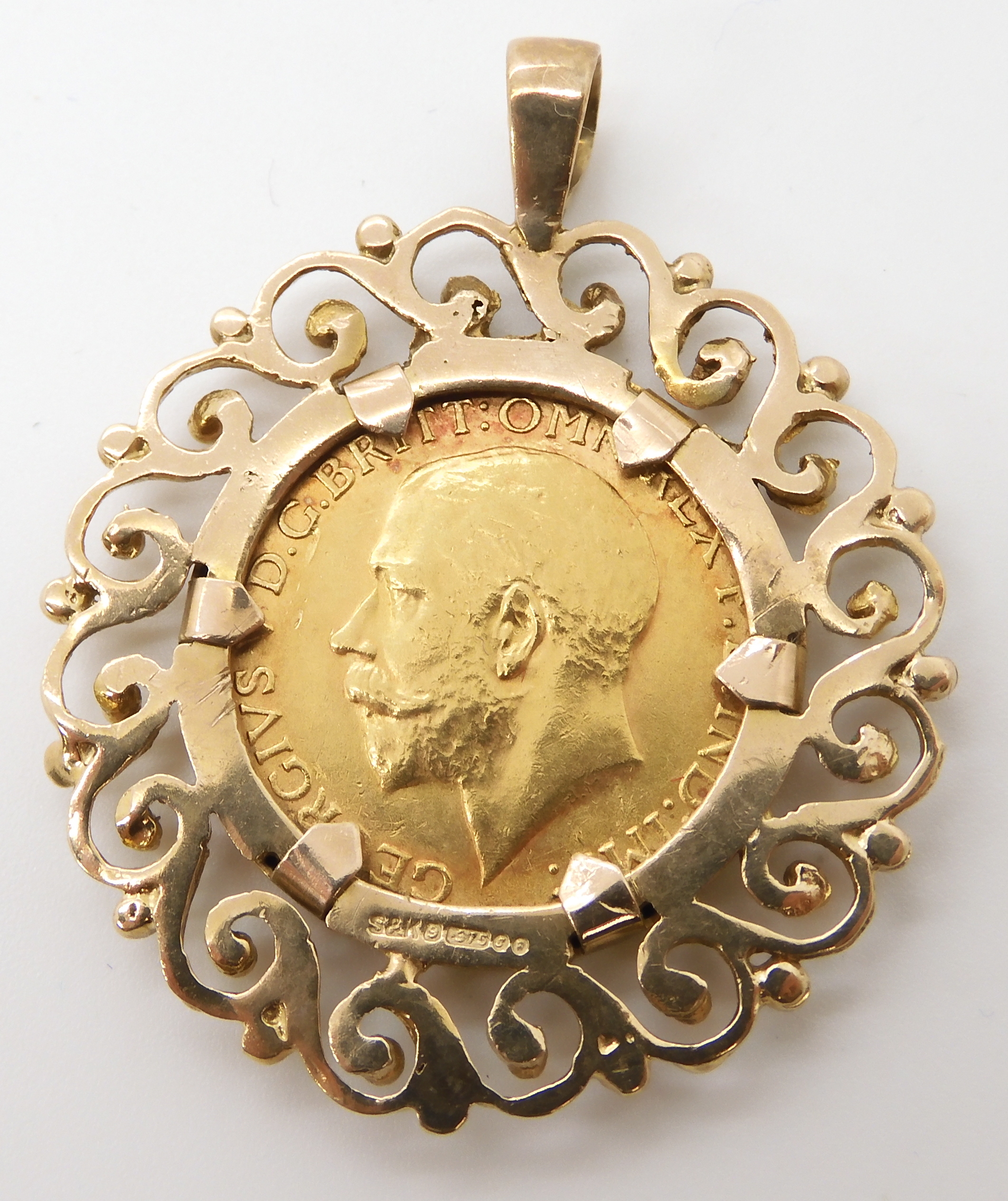 A 1927 full gold sovereign in 9ct pendant mount weight combined 13.1gms Condition Report: - Image 2 of 2