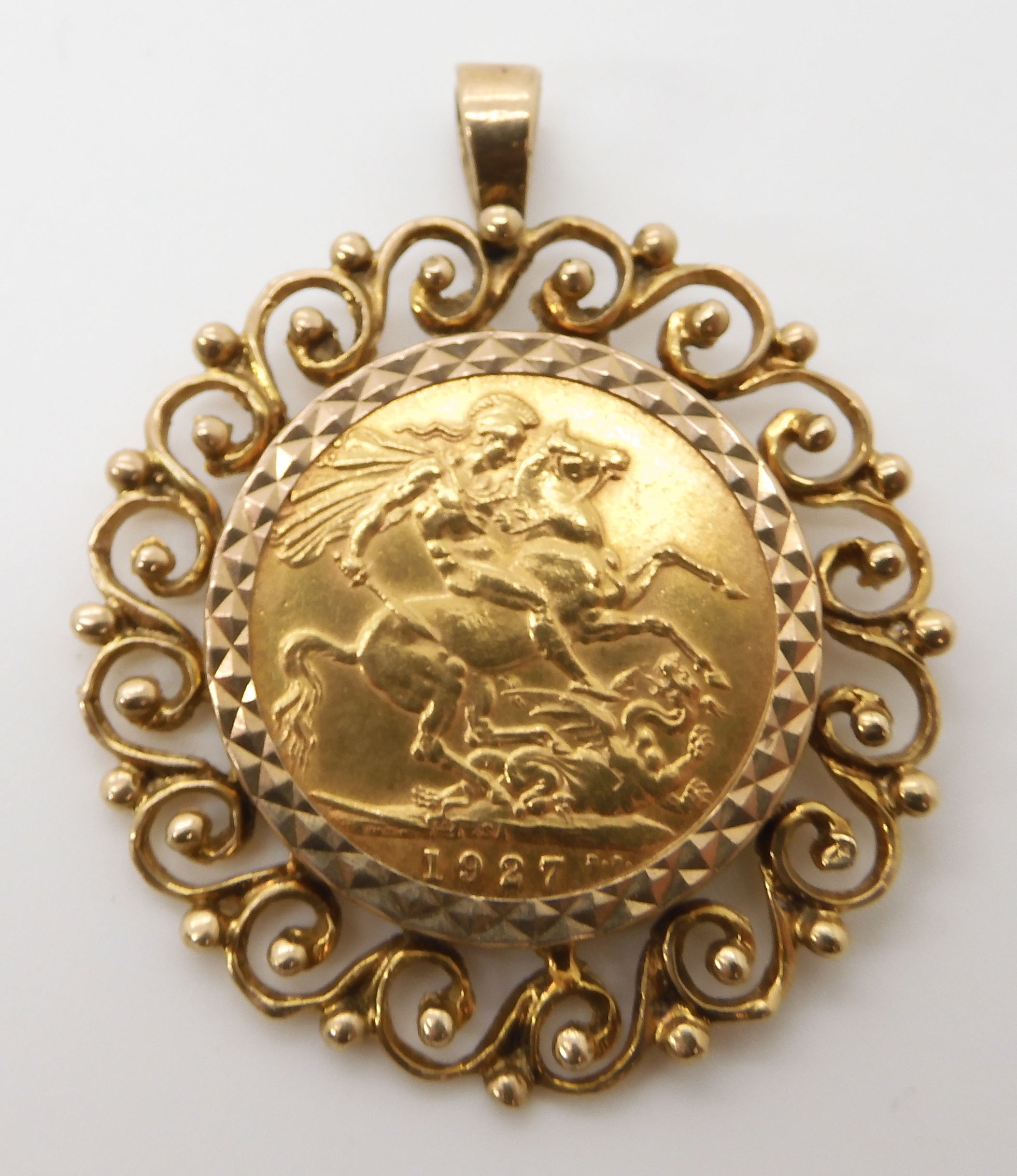 A 1927 full gold sovereign in 9ct pendant mount weight combined 13.1gms Condition Report: