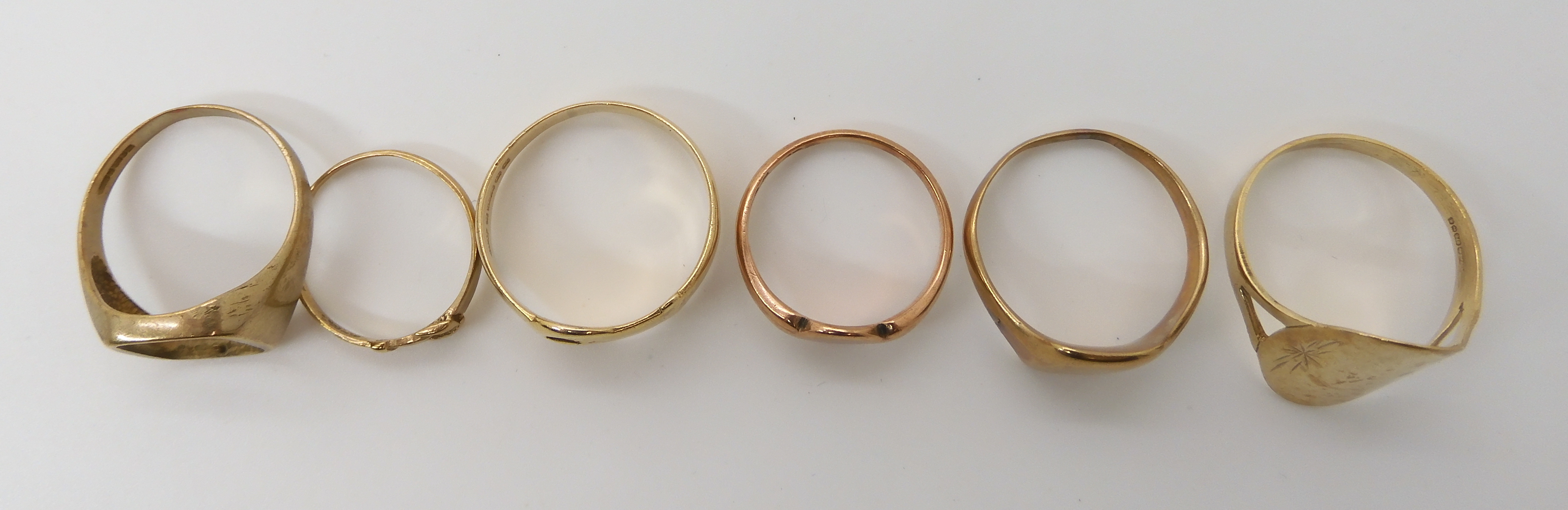 Four 9ct gold signet rings, and two 9ct buckle rings combined weight 18.8gms Condition Report: - Image 2 of 2
