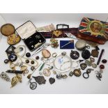 A boxed set of silver cufflinks, and other items of silver and costume jewellery Condition Report: