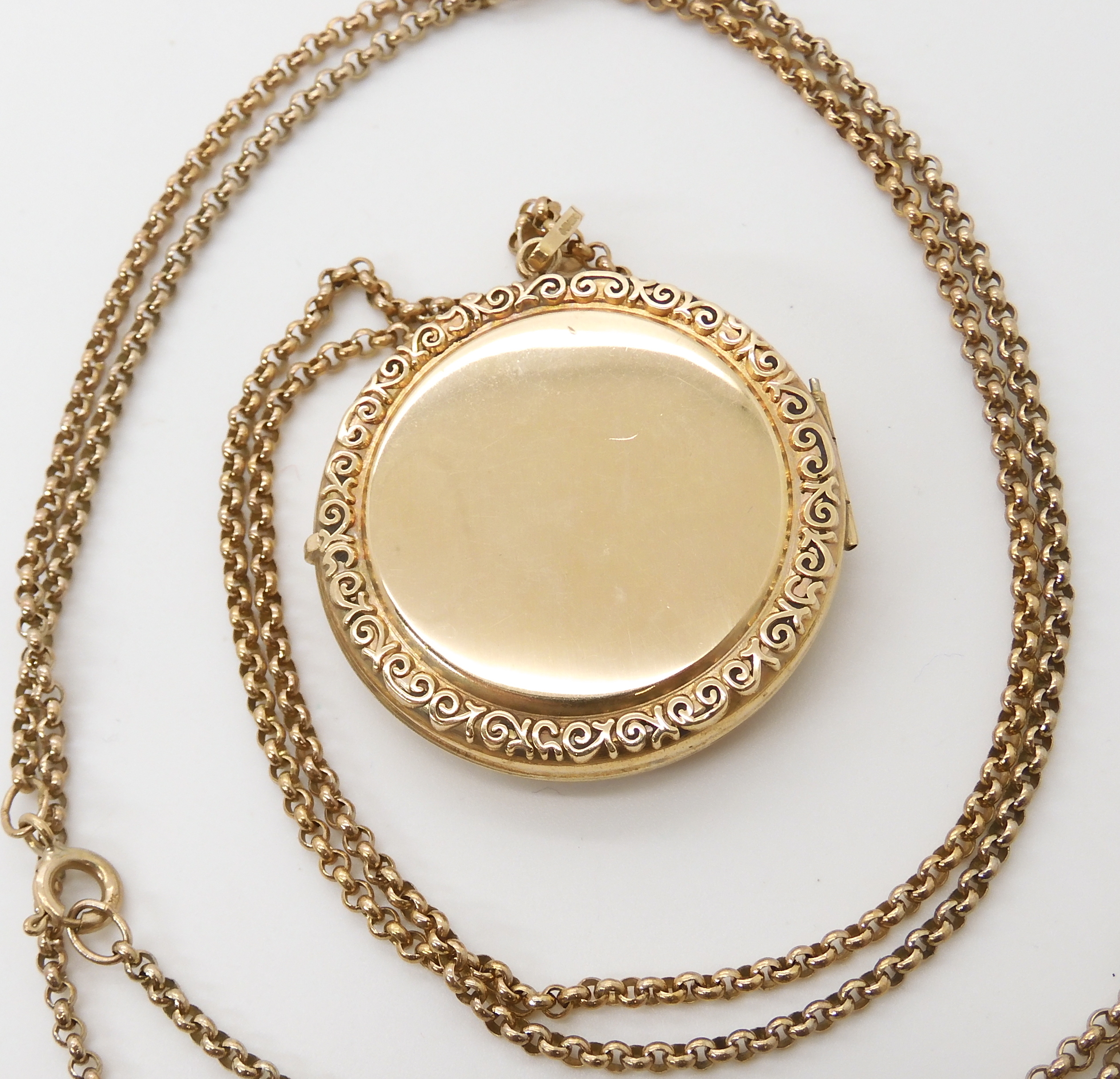 A 9ct circular locket diameter 3.5cm, with a 9ct gold chain length 76cm, weight combined 16gms - Image 3 of 3