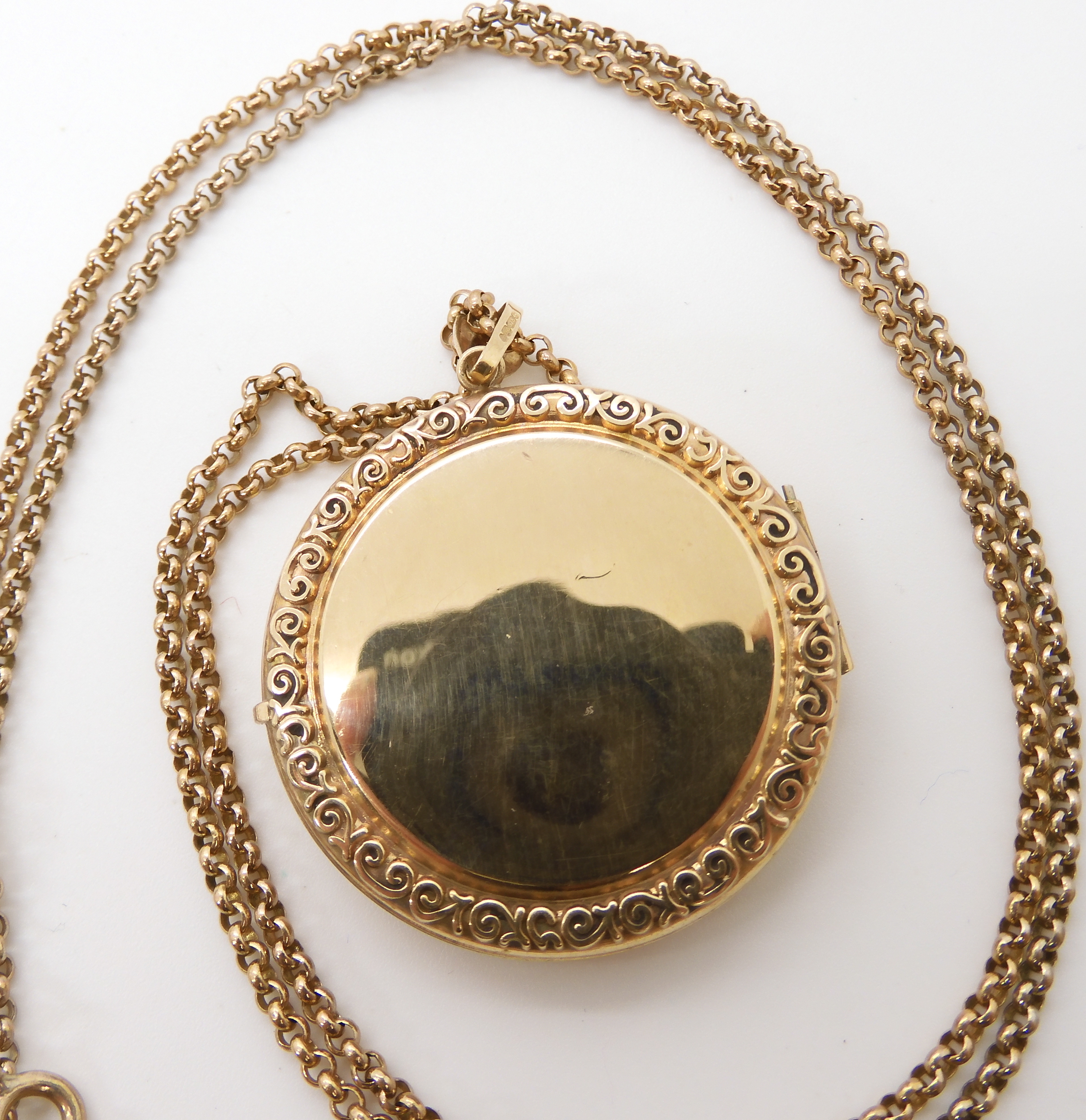 A 9ct circular locket diameter 3.5cm, with a 9ct gold chain length 76cm, weight combined 16gms - Image 2 of 3