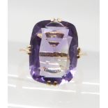 A yellow metal amethyst set ring amethyst approx 15.5mm x 11.5mm, finger size J, weight 3.8gms