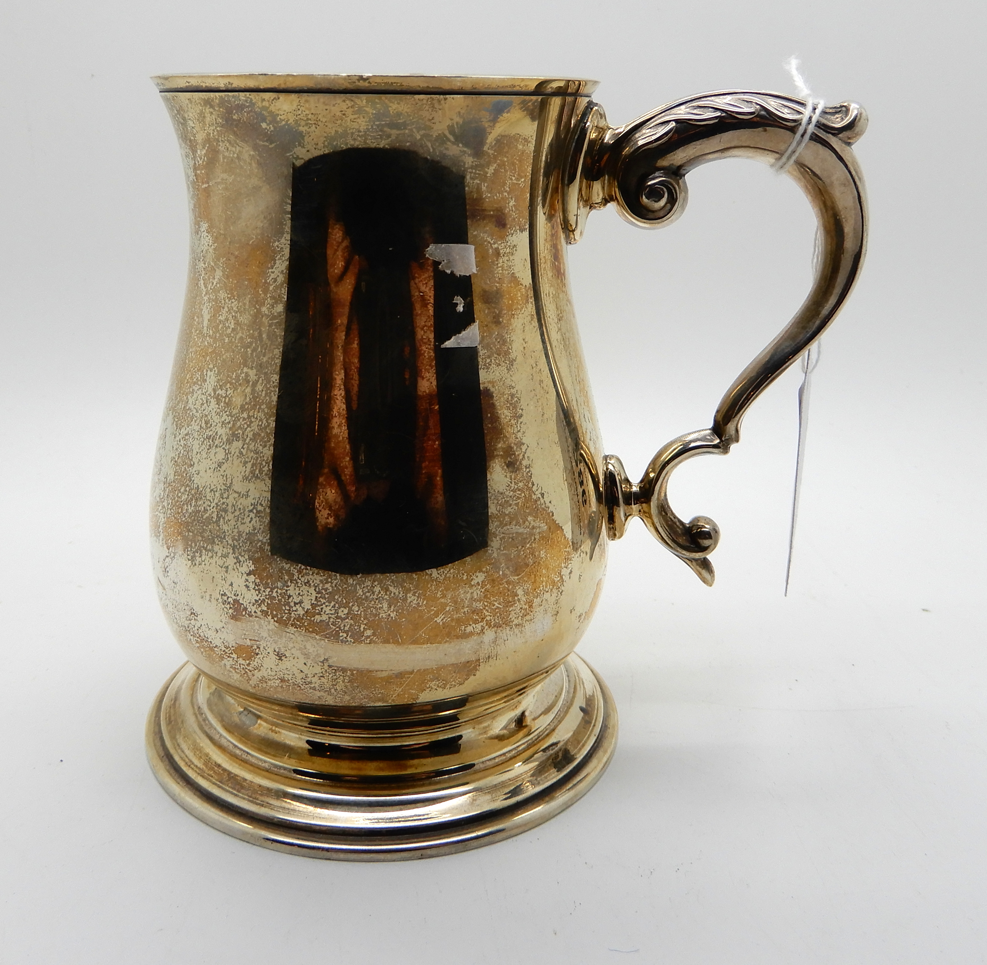 A silver tankard, Birmingham 1965, of baluster form and scrolling handle, 12.5cm high, 393gms - Image 2 of 5