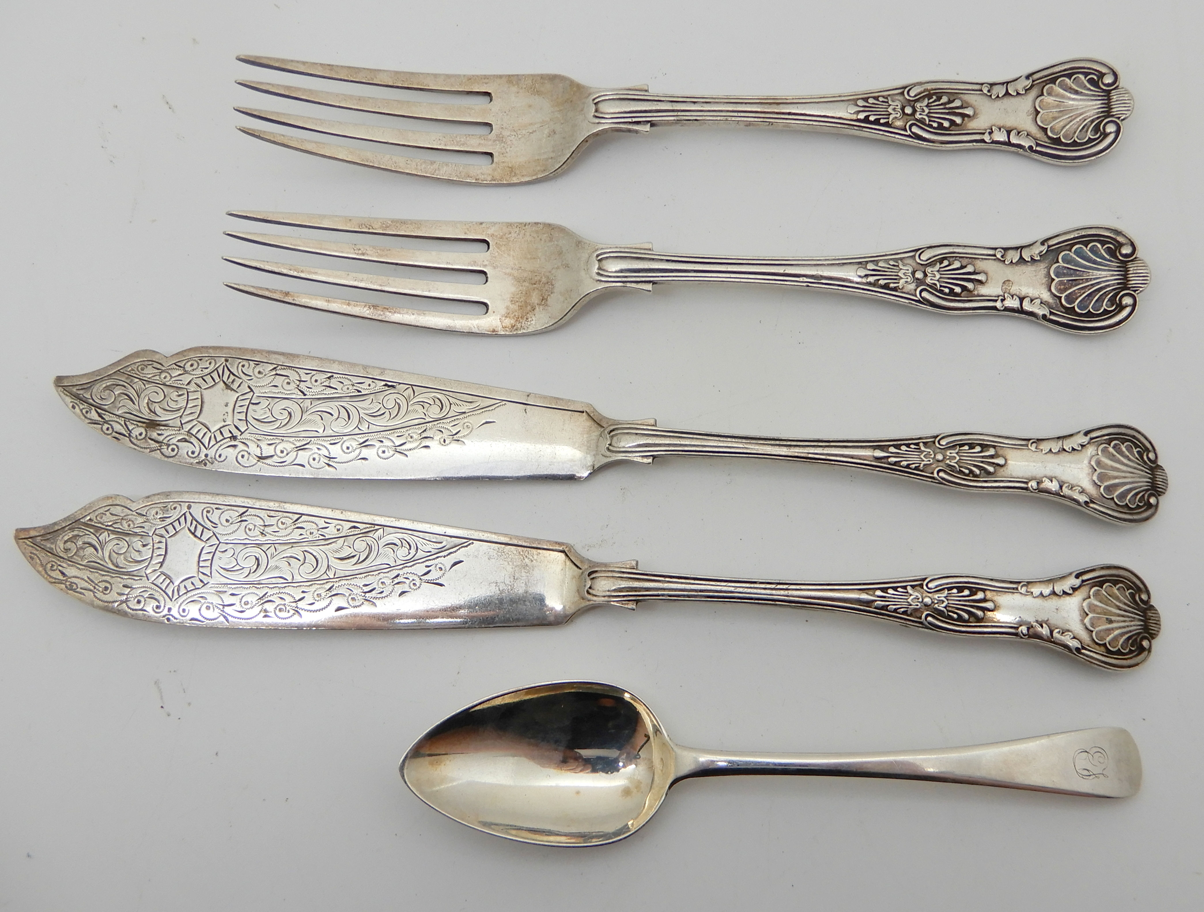 A lot comprising a twelve piece silver fish cutlery set (loose) in king's pattern, Sheffield 1923 - Image 4 of 4