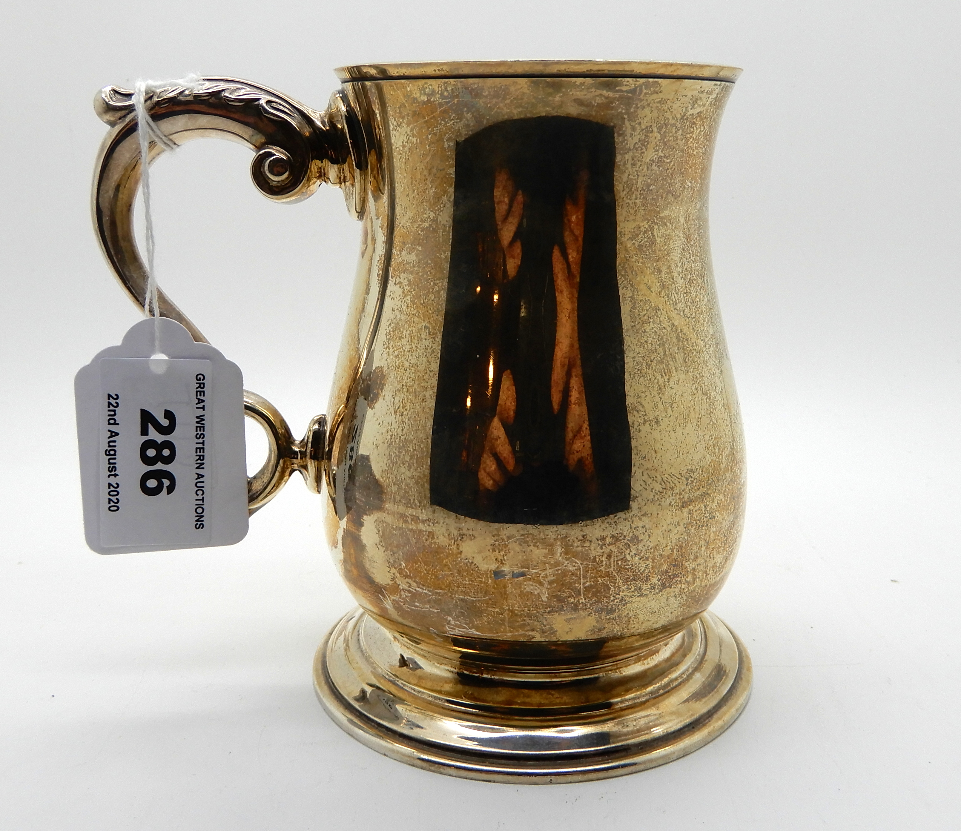 A silver tankard, Birmingham 1965, of baluster form and scrolling handle, 12.5cm high, 393gms