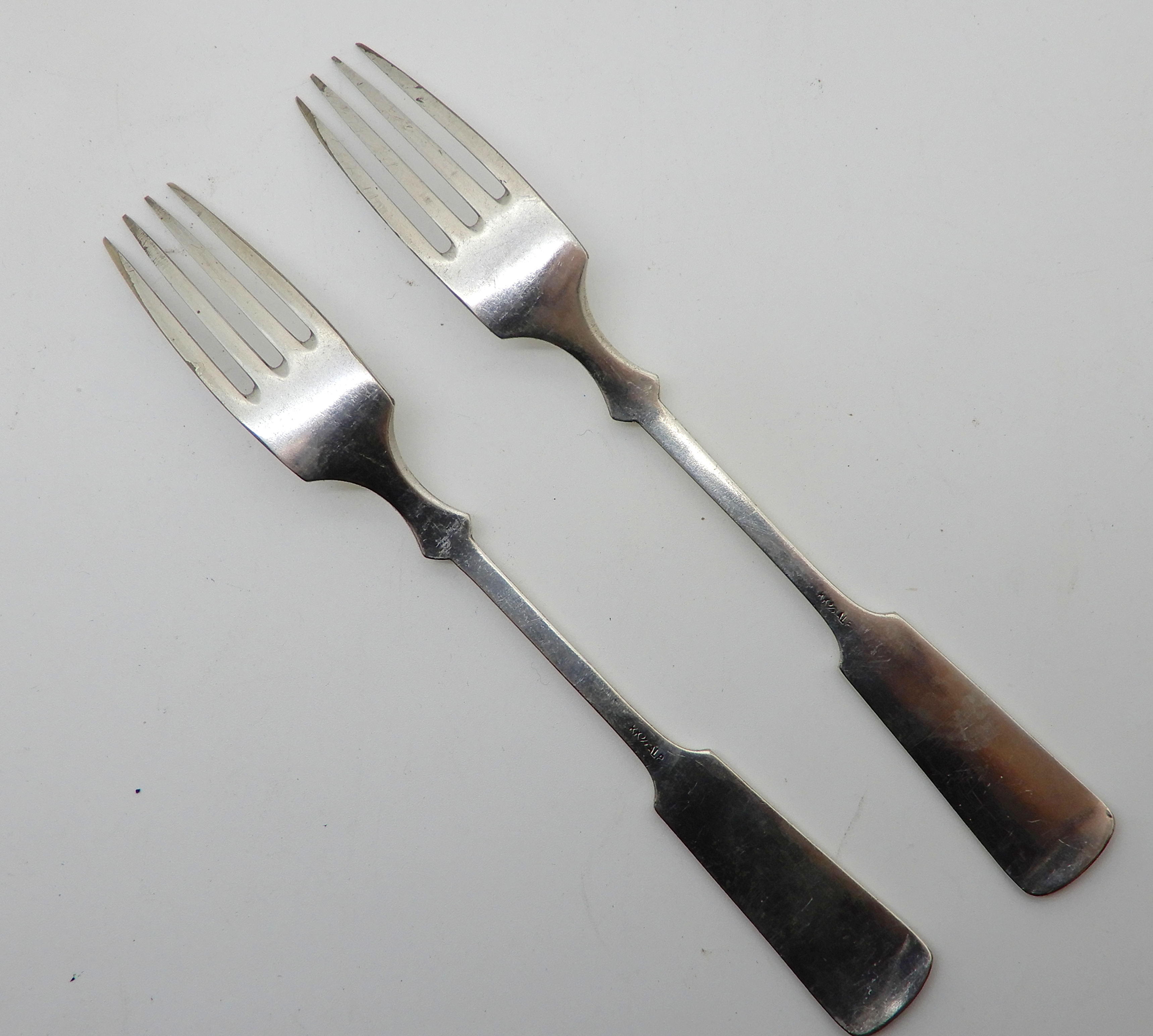A lot comprising a cased set of six silver teaspoons, Sheffield 1930, with EP toast rack, mustard - Image 3 of 3
