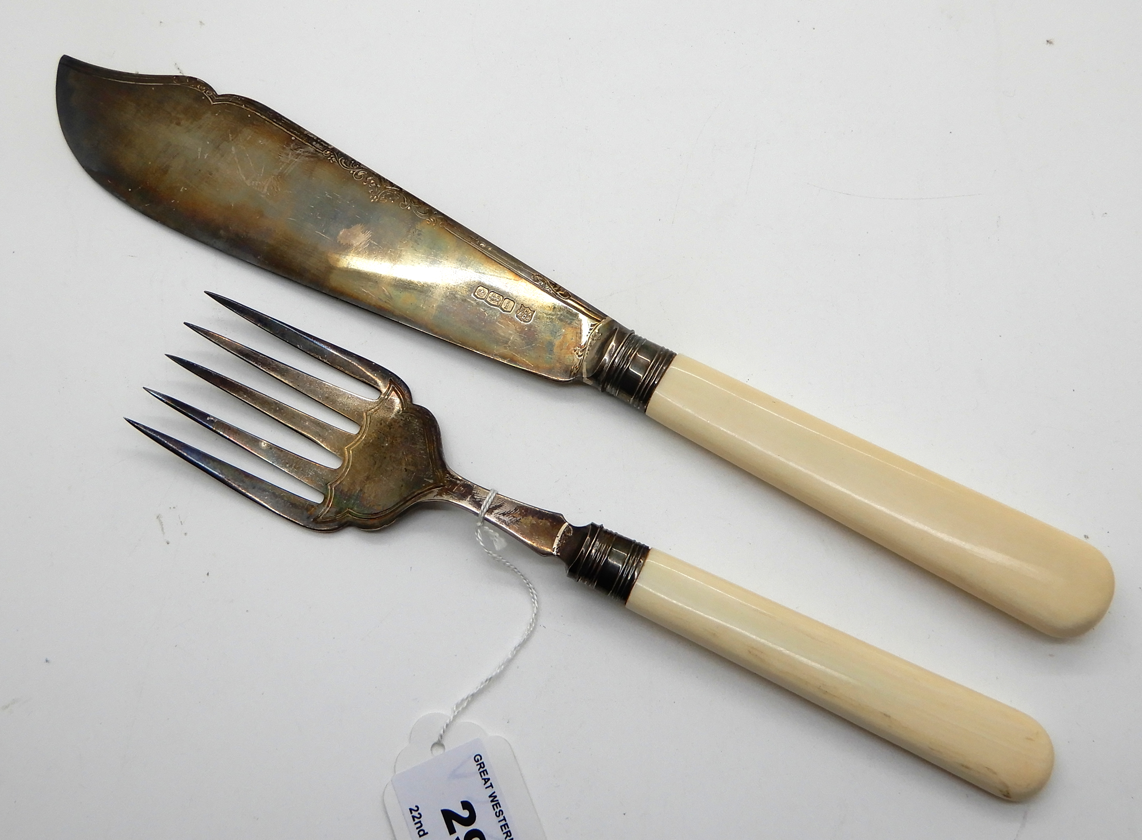 A cased pair of silver and bone handled fish servers, Sheffield 1926 Condition Report: Available - Image 2 of 4