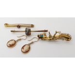 A 9ct gold pearl set swallow brooch hallmarked Birmingham 1903, length 4.3cm, a 9ct moss agate bar