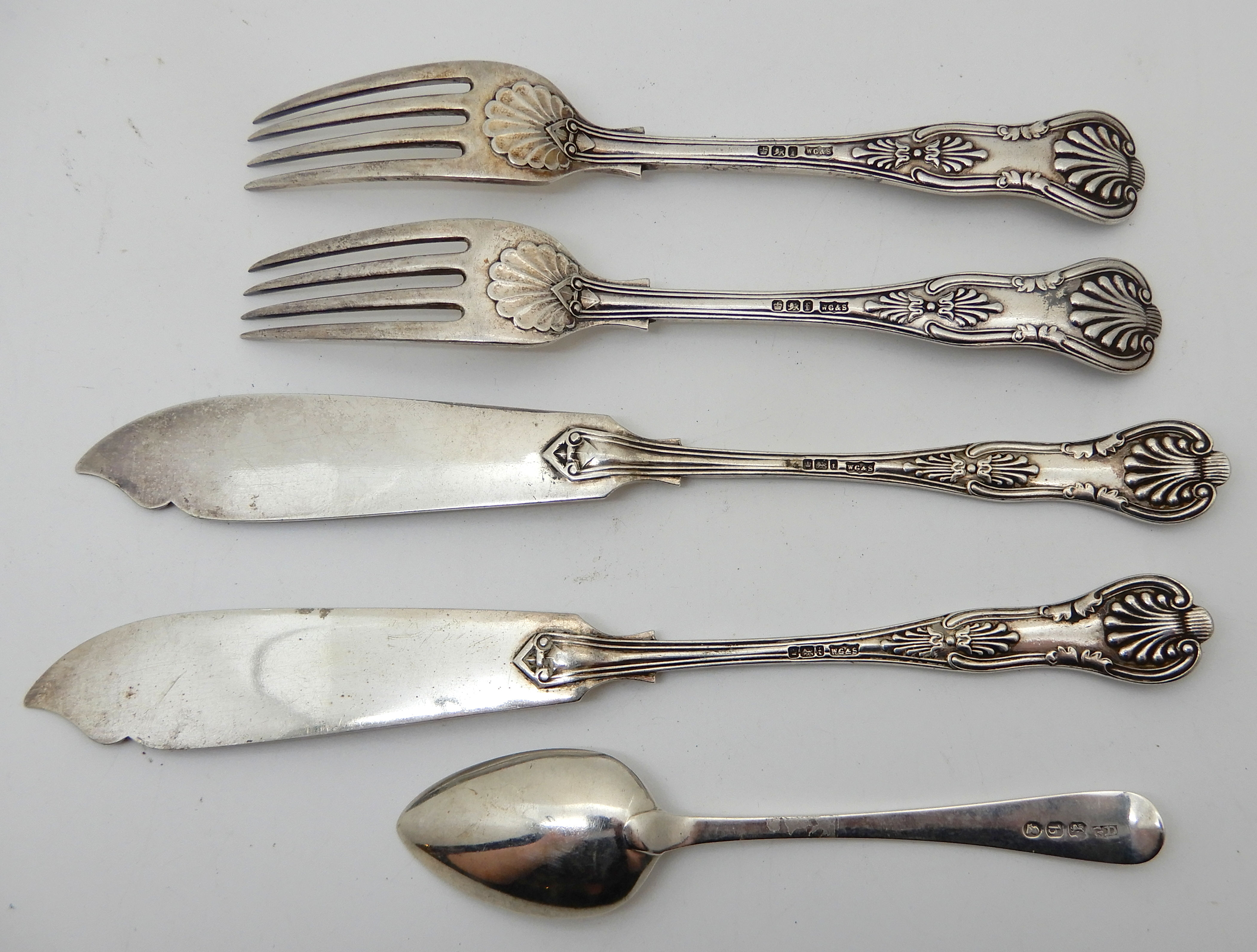 A lot comprising a twelve piece silver fish cutlery set (loose) in king's pattern, Sheffield 1923 - Image 3 of 4