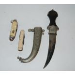 An oriental dagger and pocket knives (3) Condition Report: Available upon request