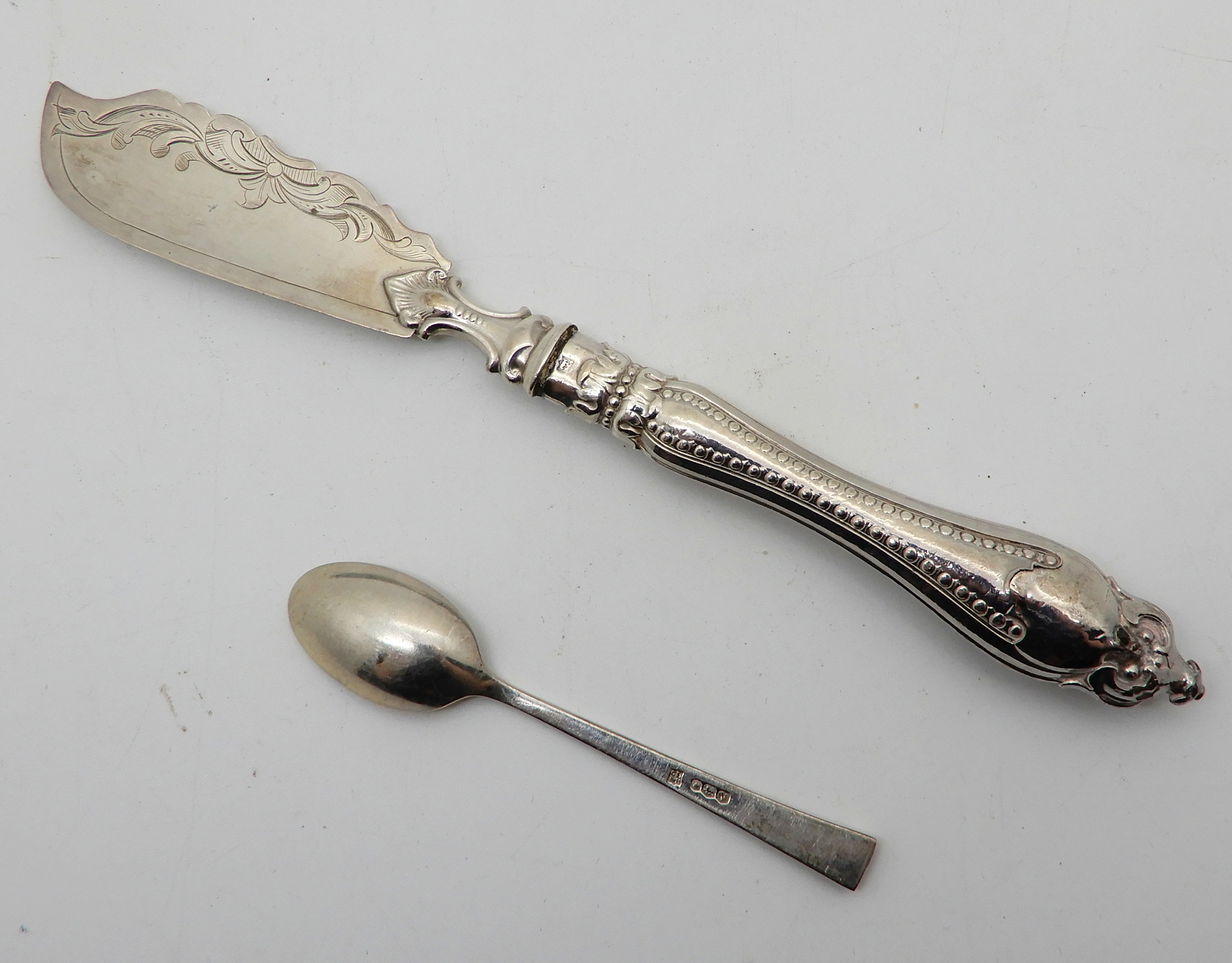 A lot comprising a pair of silver tablespoons, London 1804, a pair of silver napkin rings, a - Image 4 of 5