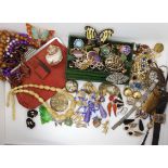 A string of horn beads, a turtle brooch and other items of vintage costume jewellery together with a