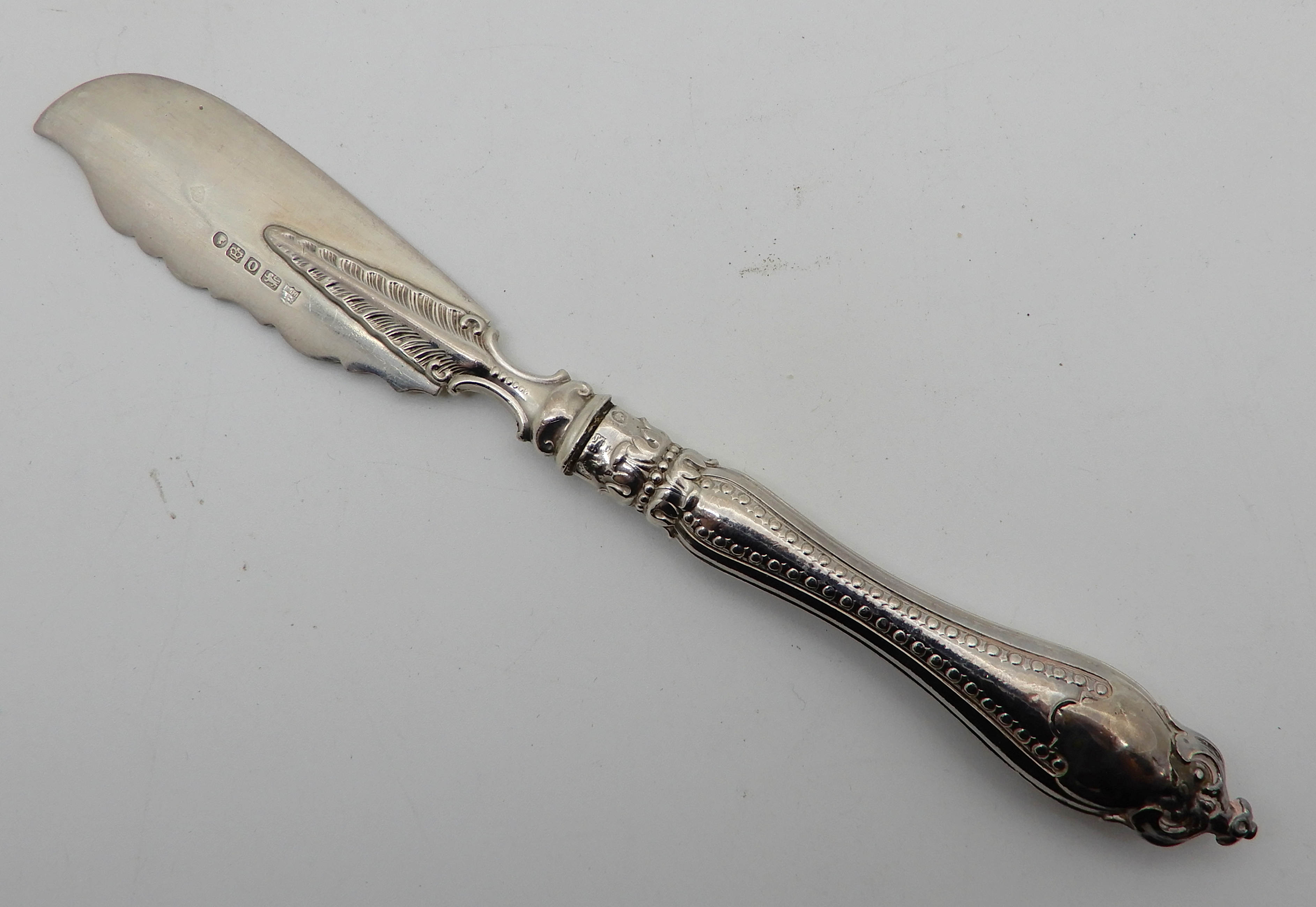 A lot comprising a pair of silver tablespoons, London 1804, a pair of silver napkin rings, a - Image 5 of 5