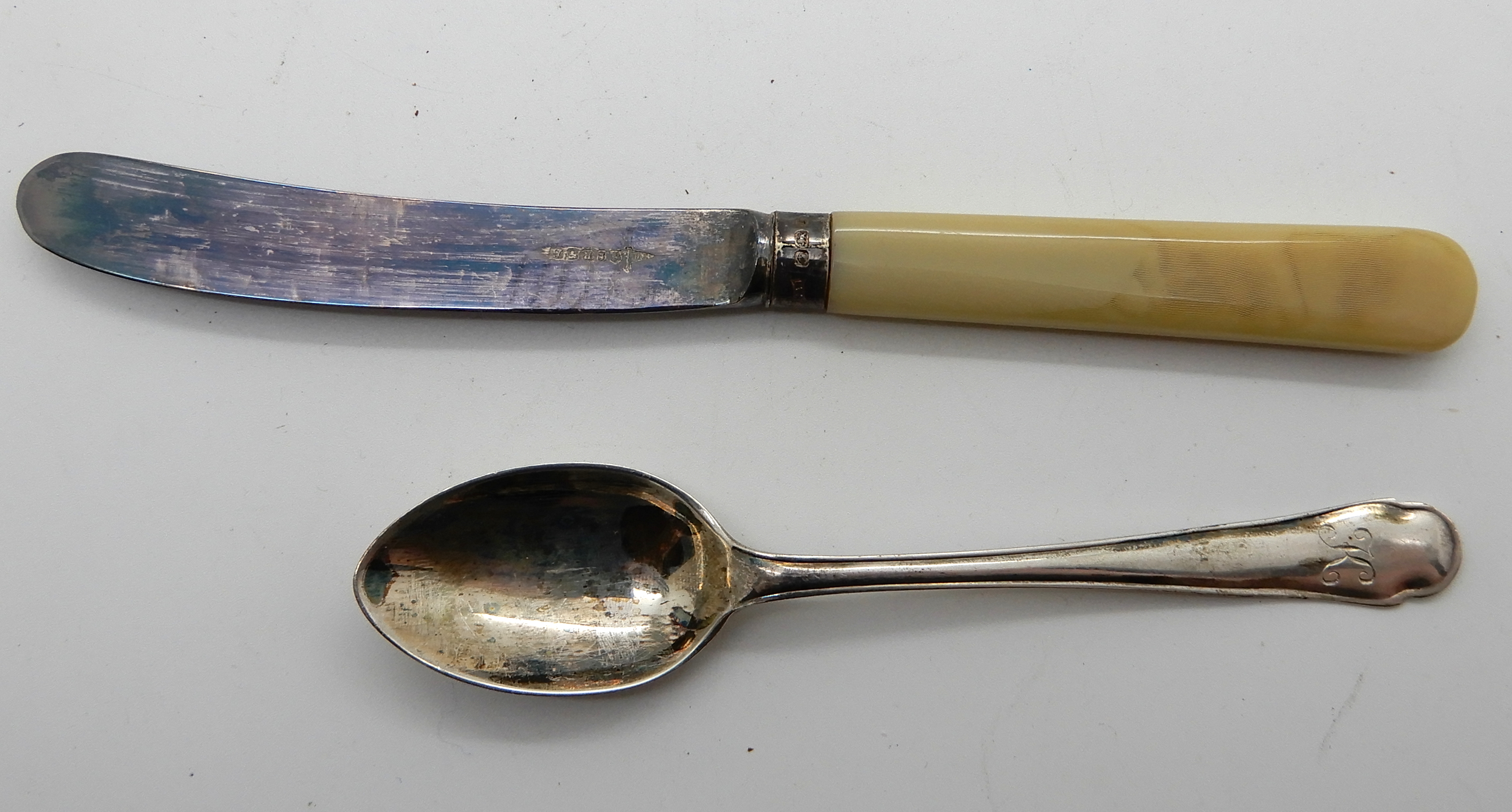 A lot comprising a cased set of twelve silver teaspoons with tongs, Sheffield 1918 and a cased set - Image 4 of 5