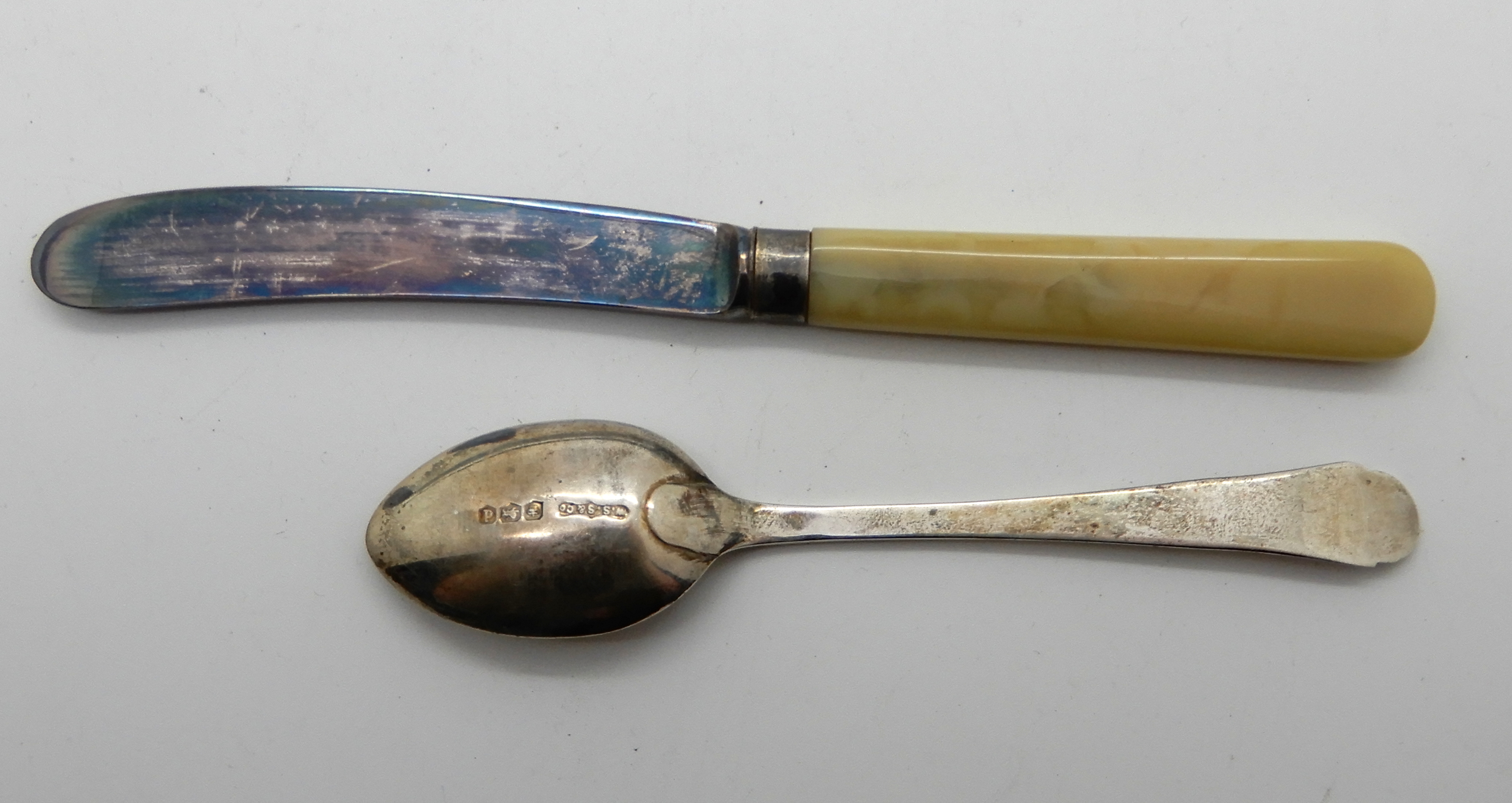 A lot comprising a cased set of twelve silver teaspoons with tongs, Sheffield 1918 and a cased set - Image 5 of 5