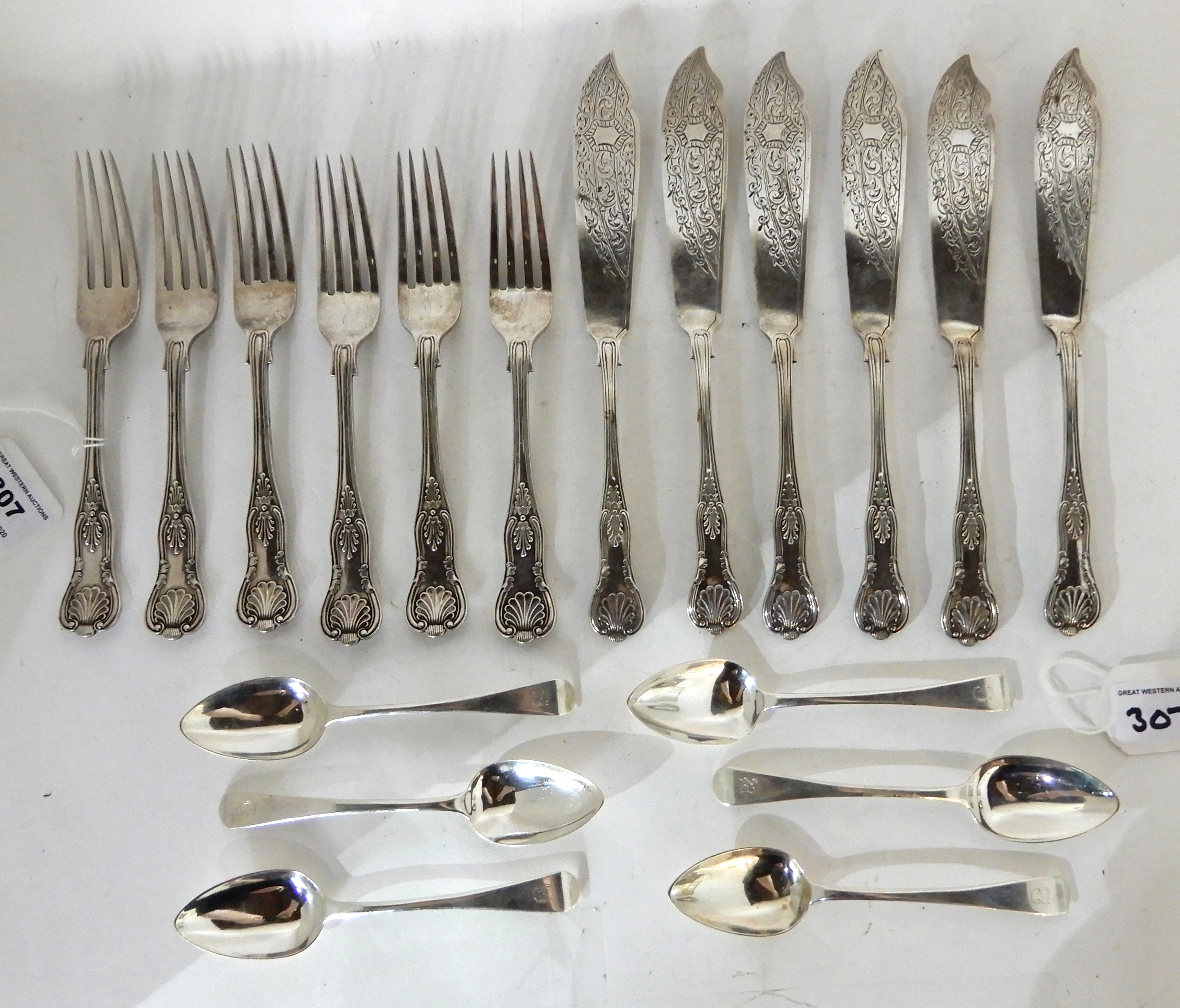A lot comprising a twelve piece silver fish cutlery set (loose) in king's pattern, Sheffield 1923
