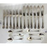 A lot comprising a twelve piece silver fish cutlery set (loose) in king's pattern, Sheffield 1923