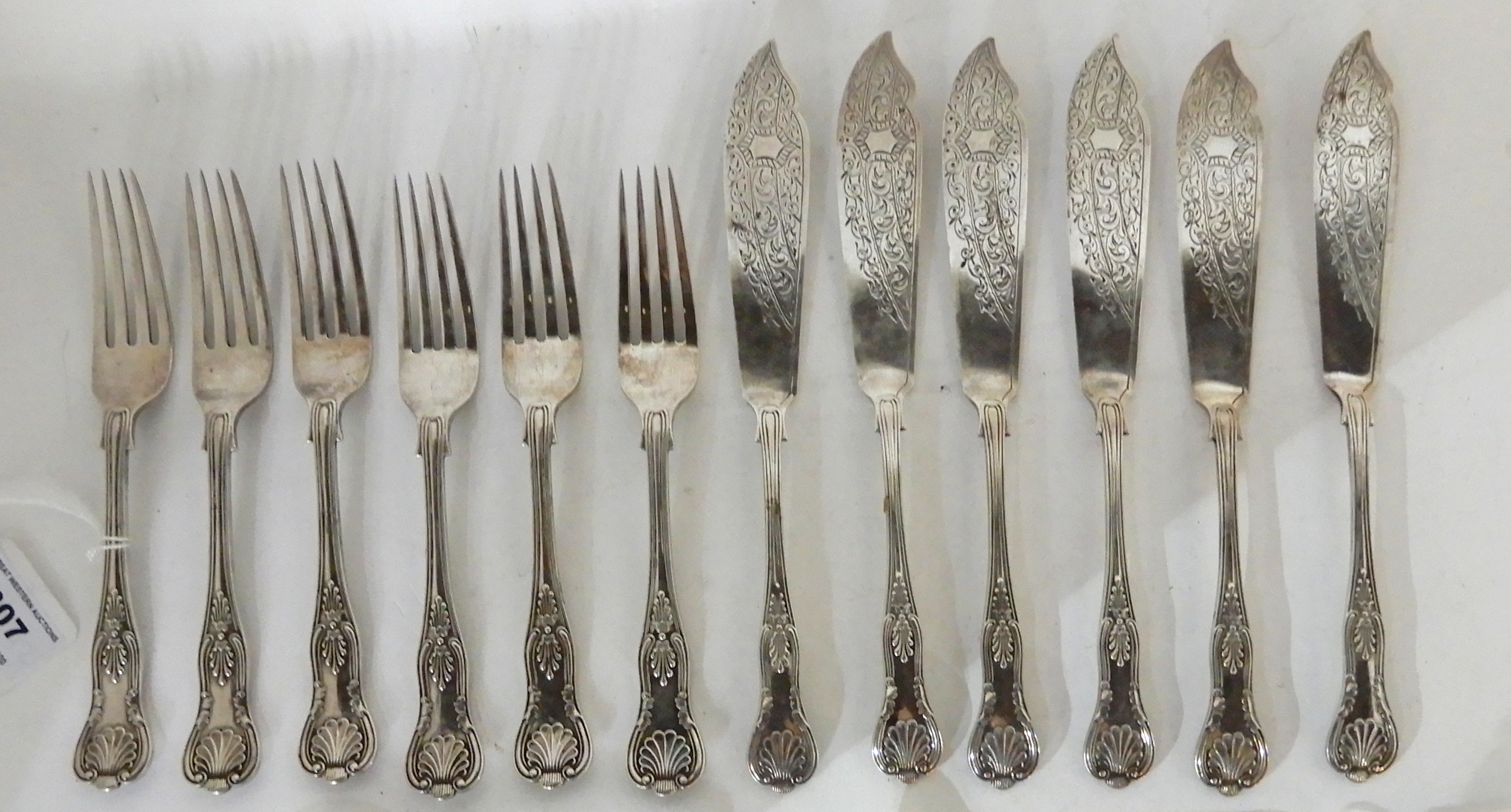 A lot comprising a twelve piece silver fish cutlery set (loose) in king's pattern, Sheffield 1923 - Image 2 of 4