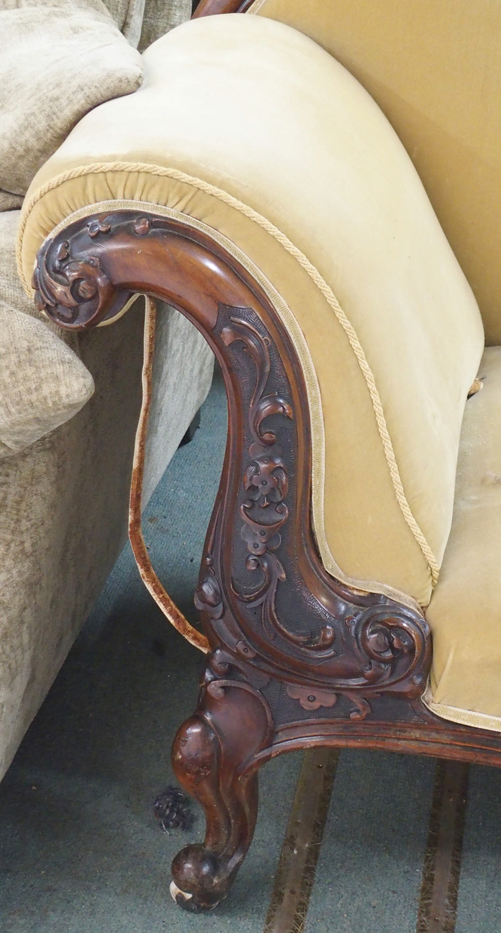 A Victorian mahogany chaise longue with serpentine front carved back Condition Report: Available - Image 2 of 2